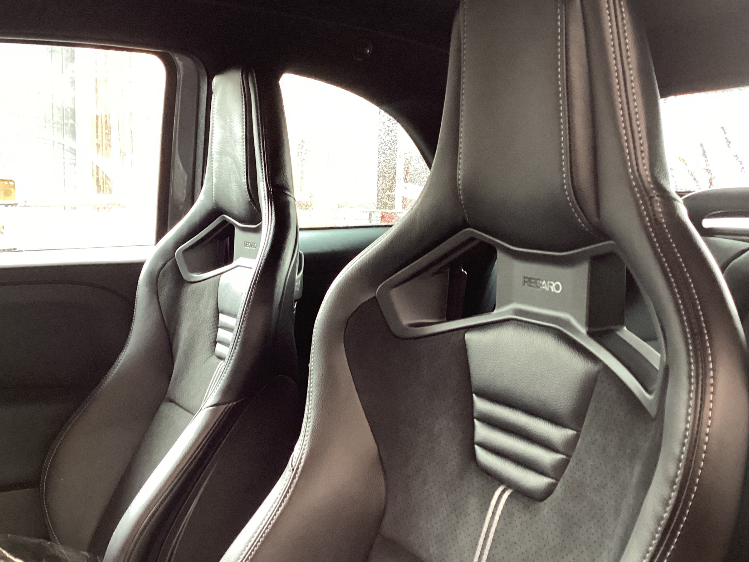 アバルト595にレカロシートを2脚インストール！車内をオシャレにドレス