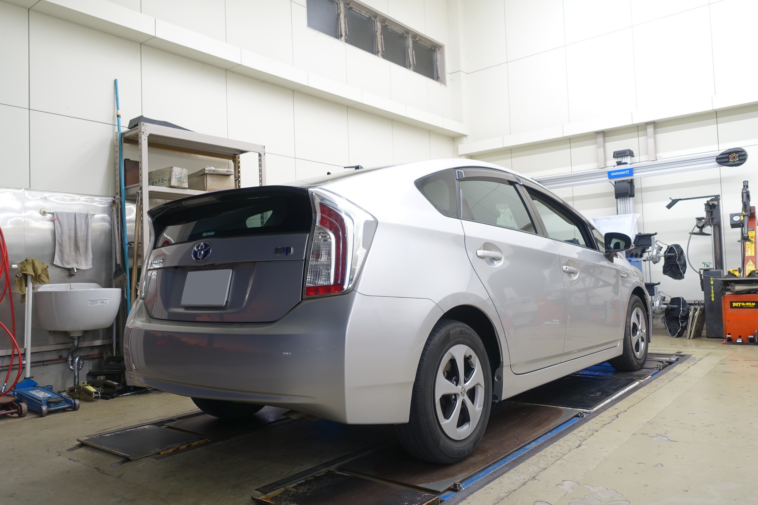 TOYOTA 30系プリウス | タイヤはピットイン
