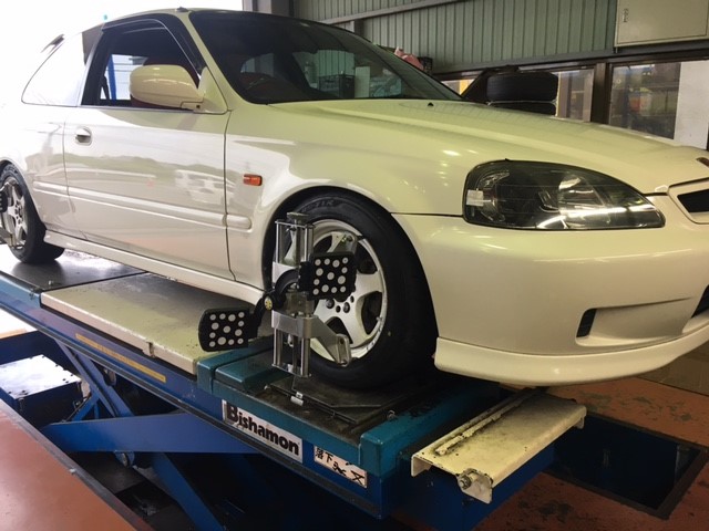 ホンダ シビックタイプr Ek9 タイヤ交換 アライメント調整 ホンダ シビック タイヤ アライメント調整 ピットレポート スタイルコクピット テクニカ 車のカスタマイズにかかわるスタッフより