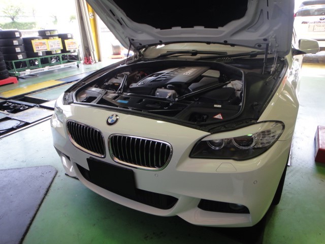 BMW5シリーズ F10 マフラー交換 | BMW 5シリーズ 吸・排気系 インテリア > ステアリング/シート交換 | スタッフ日記 | コクピット  さつま岸和田
