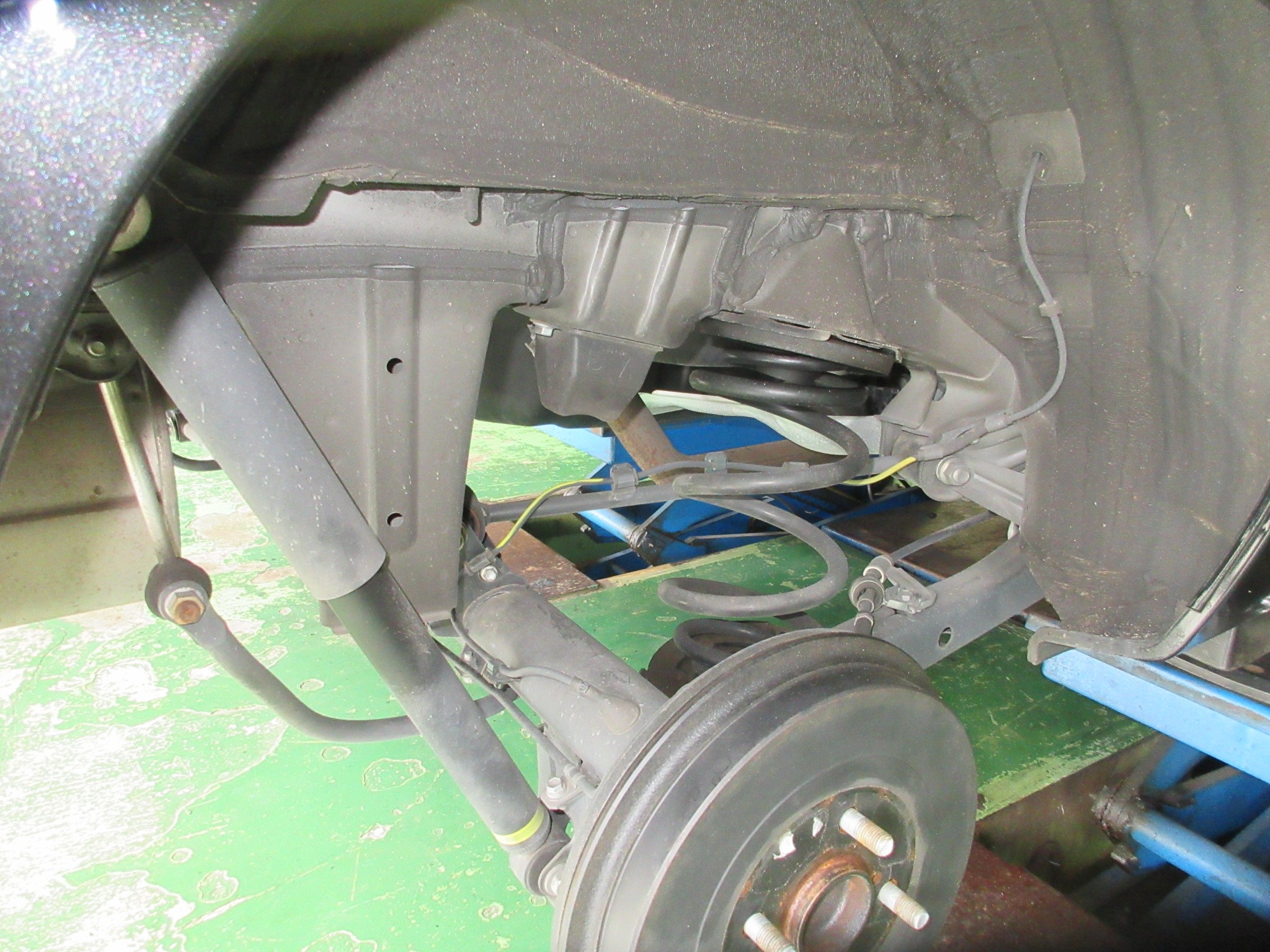 タイヤ・ホイール投入前に車高調取り付け | トヨタ サクシード