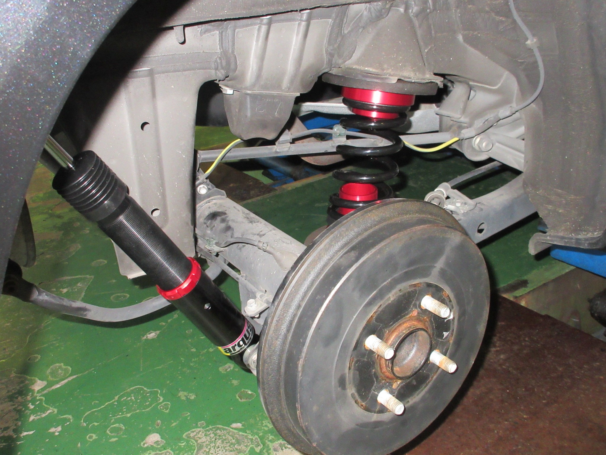 タイヤ・ホイール投入前に車高調取り付け | トヨタ サクシード