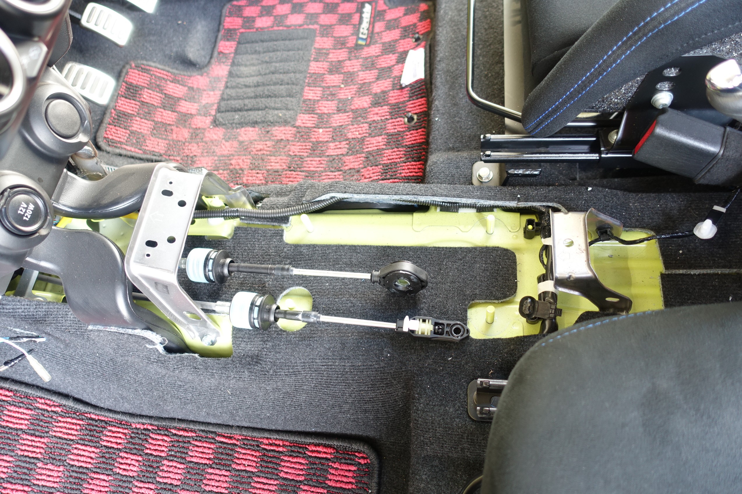 レーシーな雰囲気がたまんない!スズキ スイフトスポーツ(ZC33S レーシーな雰囲気がたまんない!スズキ スイフトスポーツ(ZC33S