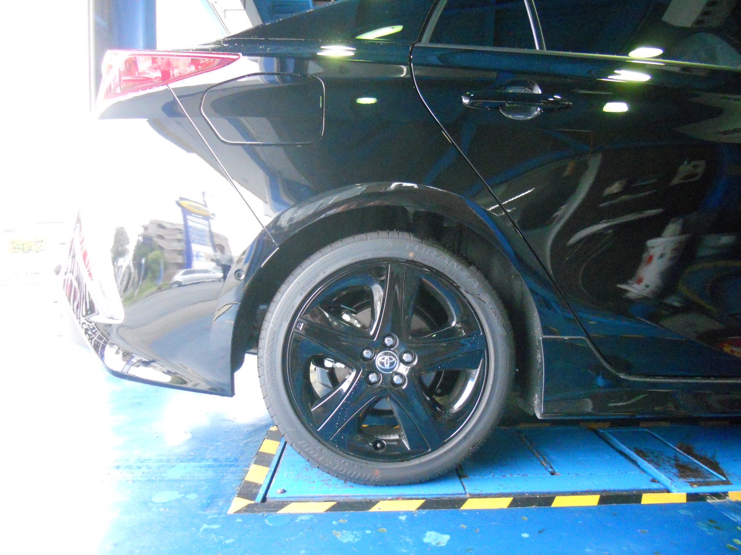 トヨタ プリウスphv Tein車高調 Edfcコントローラー取付 スタッフ日記 スタイルコクピット ズーム 車 のカスタマイズにかかわるスタッフより