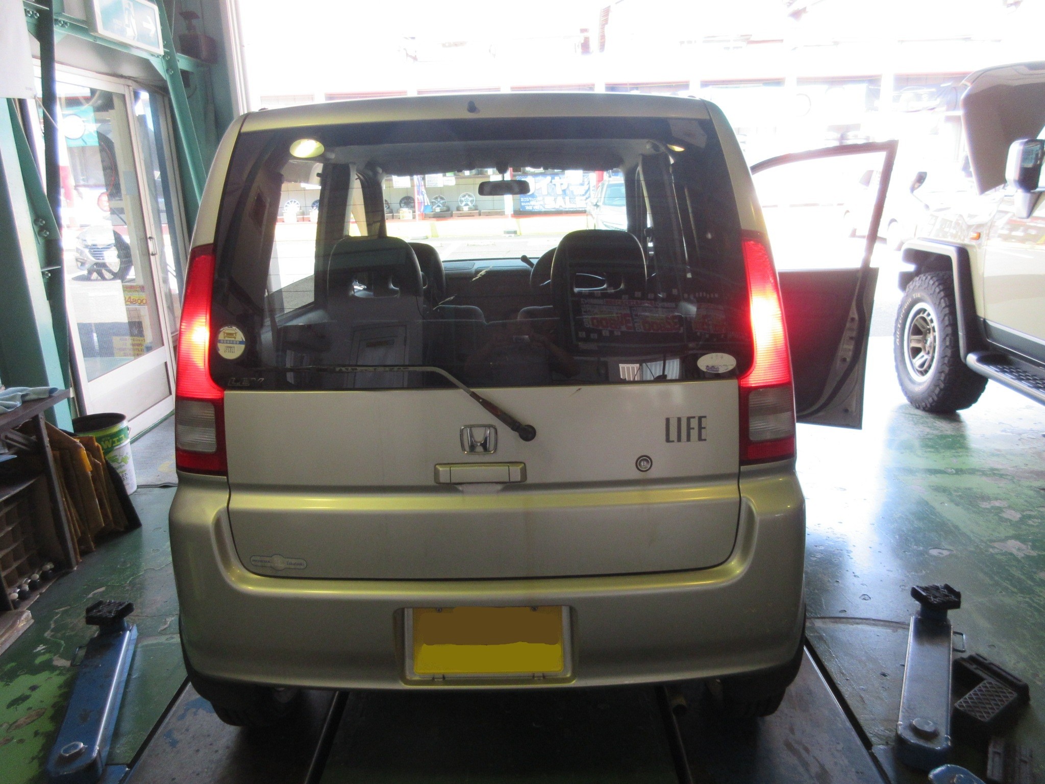 不明 誰も乗っていない上にライトOFF、にも拘わらず何故かブレーキランプ