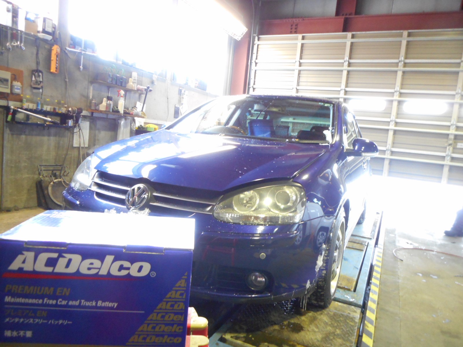 Vw Golf 5 バッテリー交換 アイドリング不調 フォルクスワーゲン ゴルフ メンテナンス オイル バッテリー他 Pit作業レポート Cockpit Age3 コクピットエイジ 車のカスタマイズにかかわるスタッフより