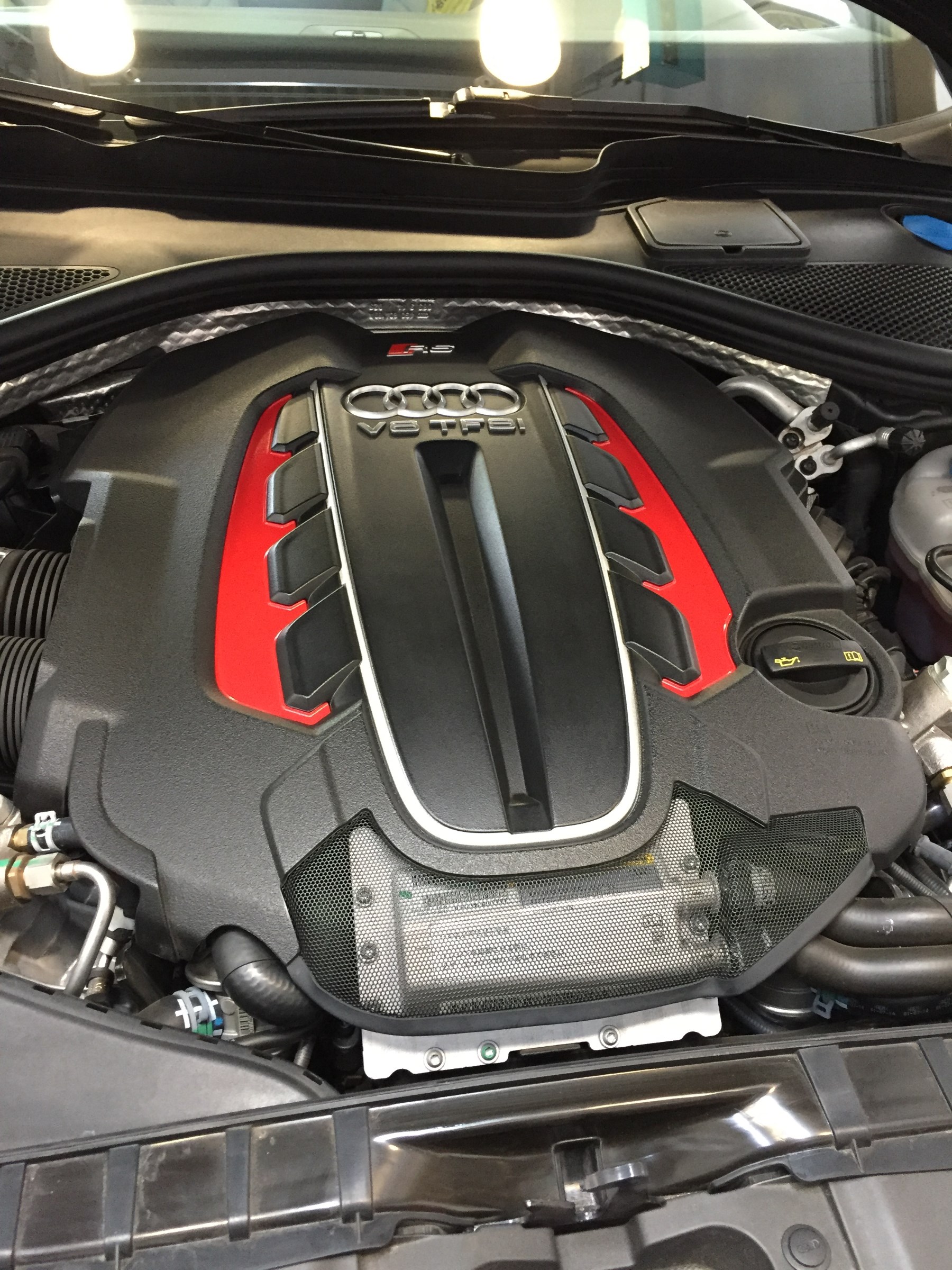 AUDI RS6 アバント オイル交換 CPM ロアレインフォースメントにて 