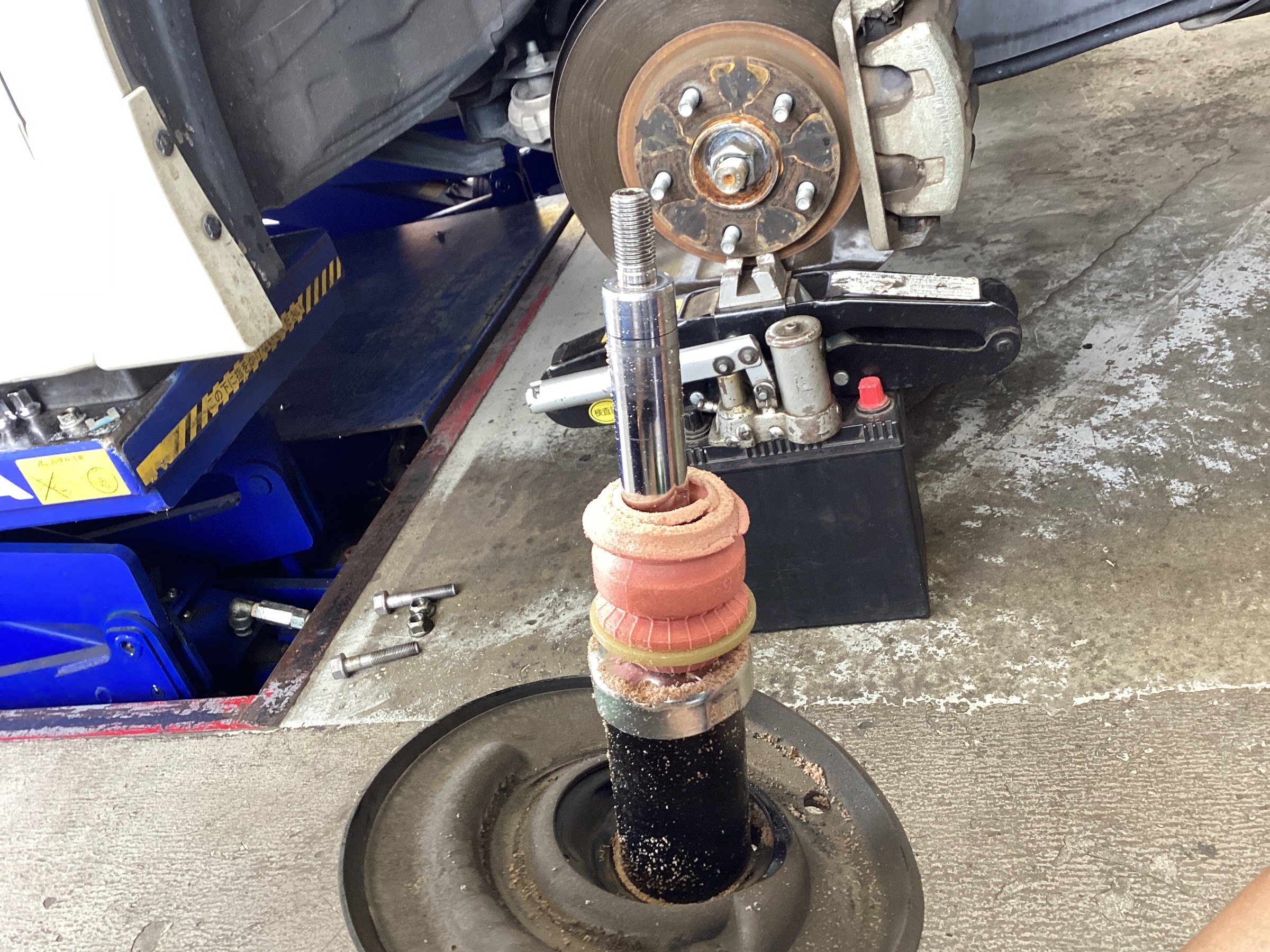 エルグランド PE52 ショックアブソーバー交換します！ | 日産