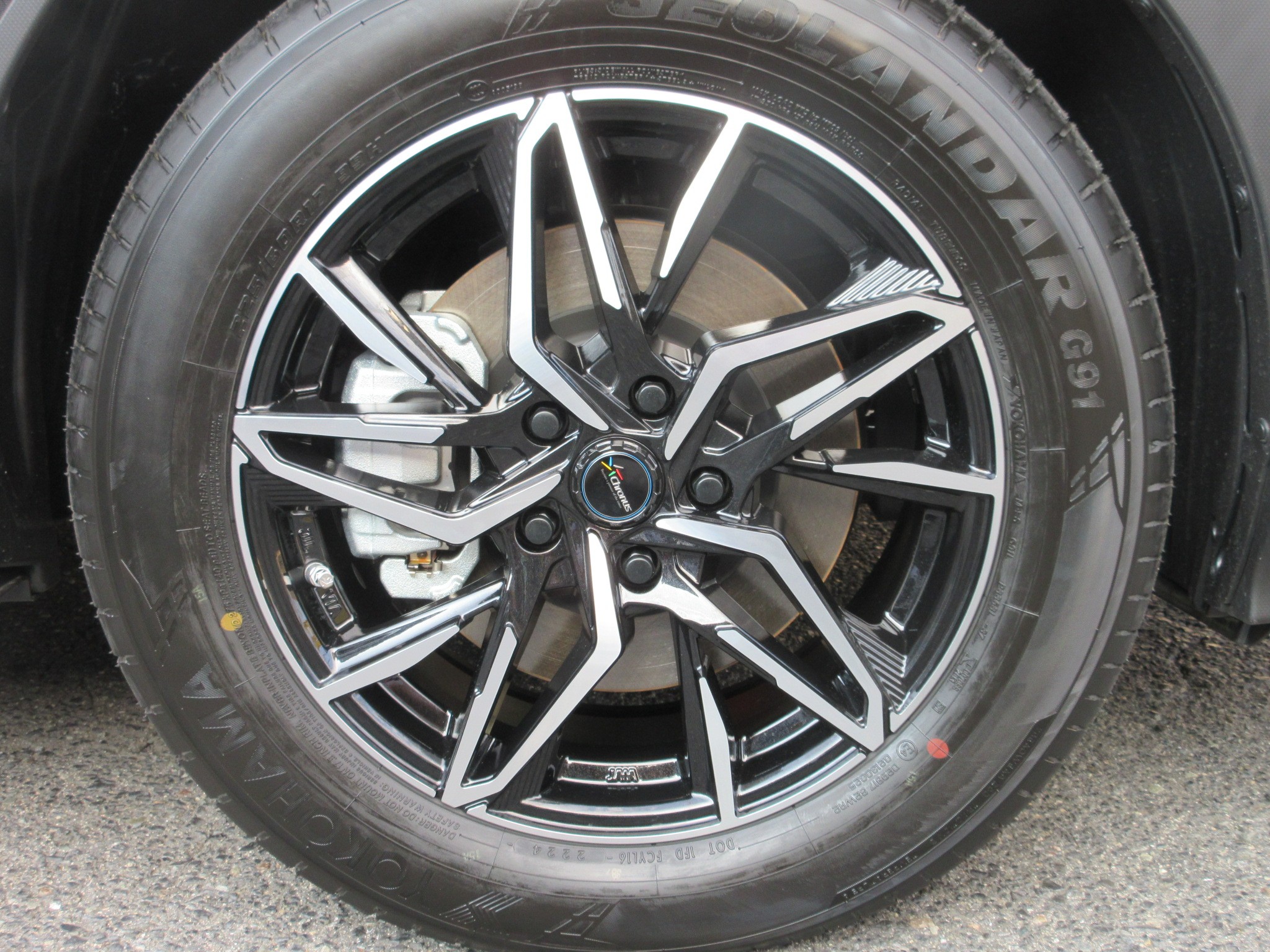 新車で元々アルミ装着車ですが、いきなりホイール交換を敢行し