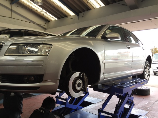 Audi A8 アンダーカバー タイヤハウスカバー交換修理 アウディ その他パーツ スタッフ 日記 コクピット 荒井 車 のカスタマイズにかかわるスタッフより