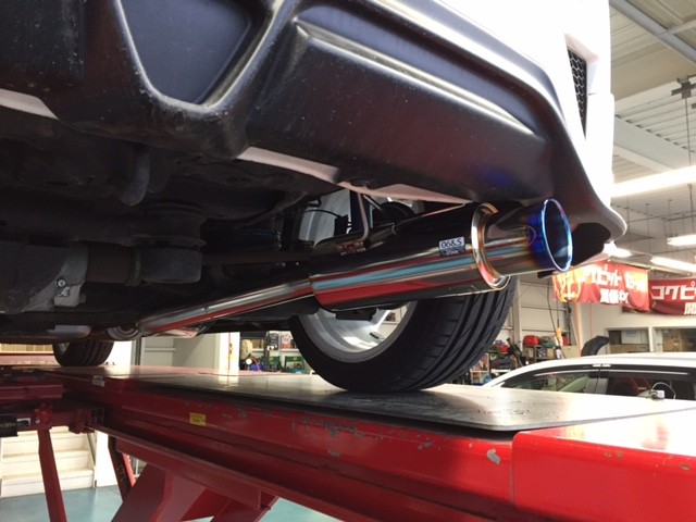 フィット ハイブリッド Gp6 4wd マフラー交換 ホンダ フィットハイブリッド 吸 排気系 吸 排気系 吸排気系関連パーツ取付 スタッフ日記 コクピット 107 車のカスタマイズにかかわるスタッフより