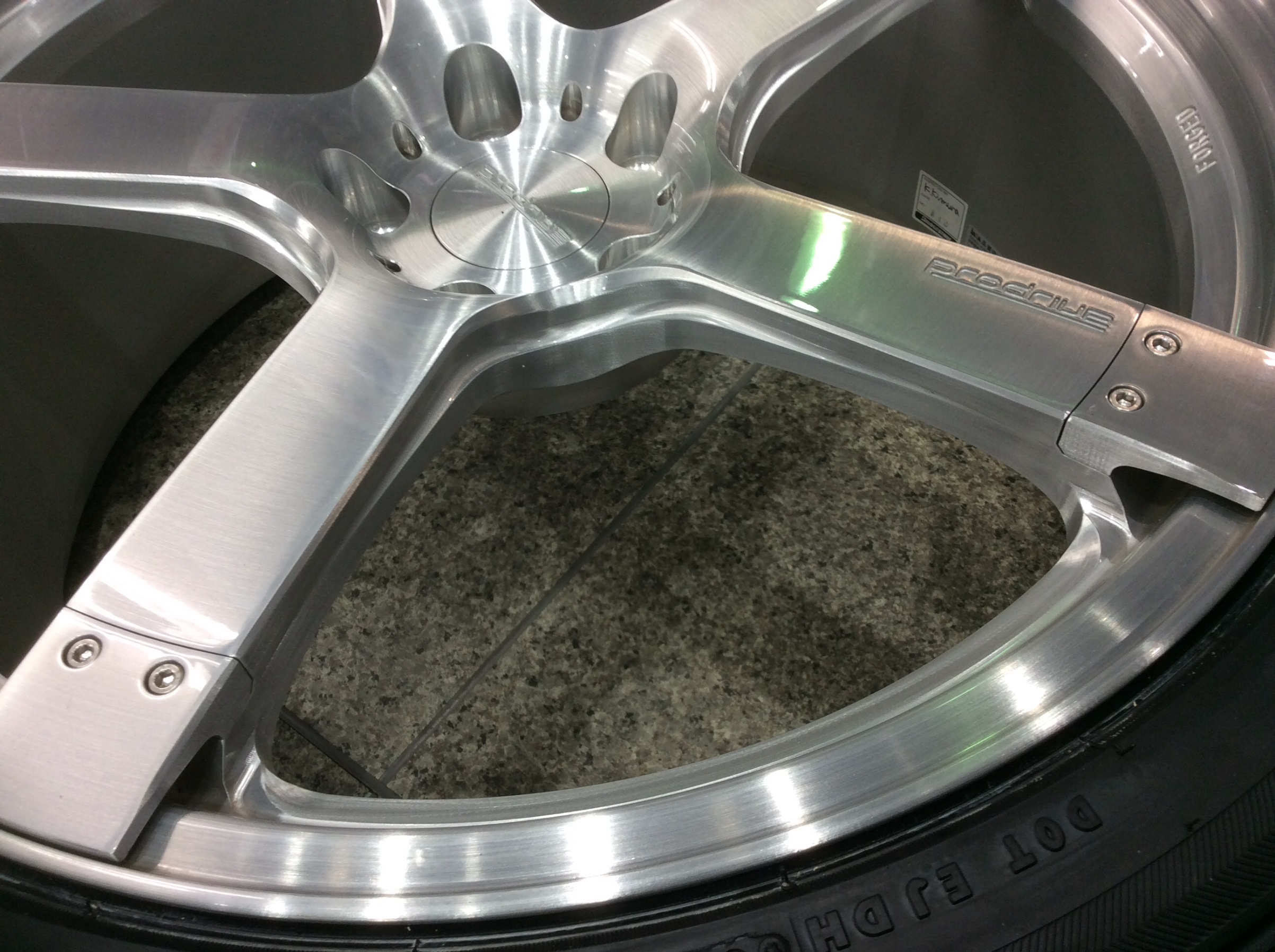 プロドライブの ブラッシュドフィニッシュ ホイール ホイールコーティング スタッフ日記 コクピット モリオカ 車のカスタマイズにかかわるスタッフより