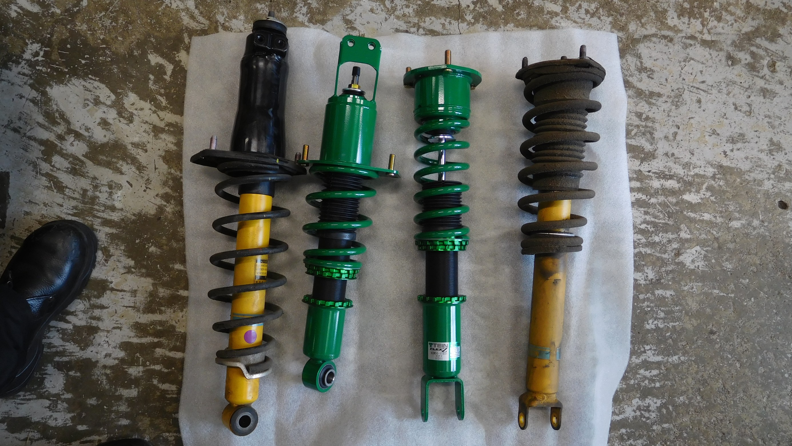 マツダ Rx 8 Se3p のサスペンション交換 4輪アライメント調整作業 Tein テイン Flex Z マツダ Rx 8 足まわり サスペンション ブレーキ ホイール 4輪トータルアライメント測定 調整 Feel Book スタイルコクピット フィール 車のカスタマイズに
