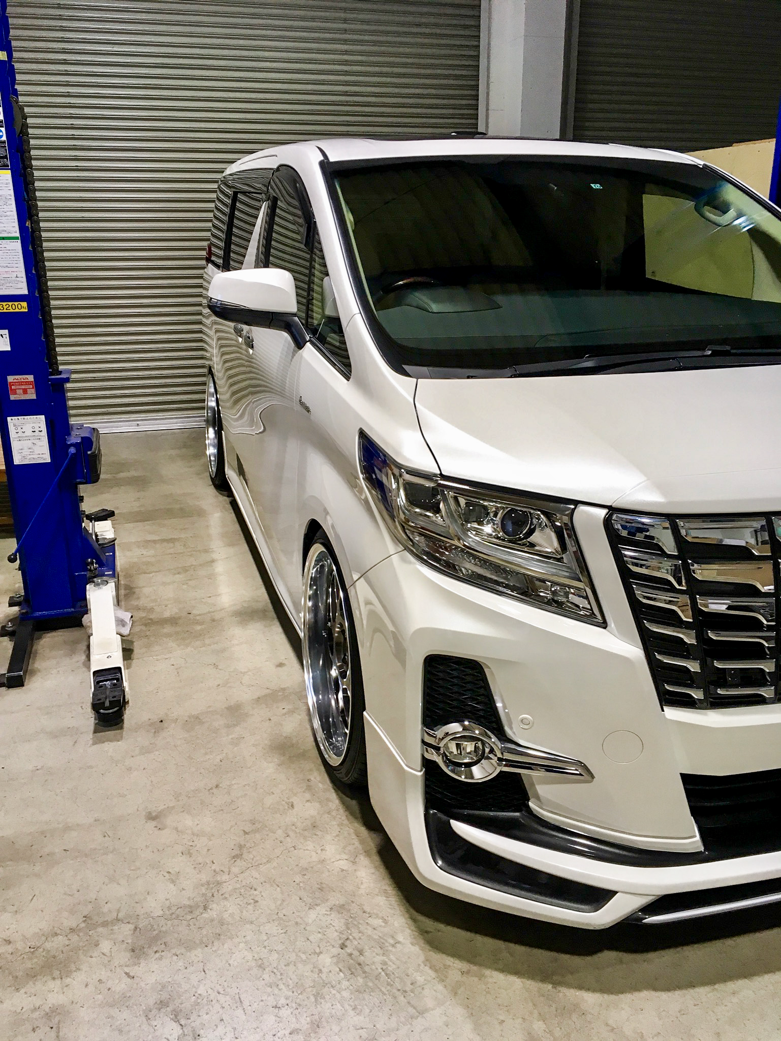 30ALPHARD Executive Lounge ✖ LEON HARDIRITT Gemut 22×10J