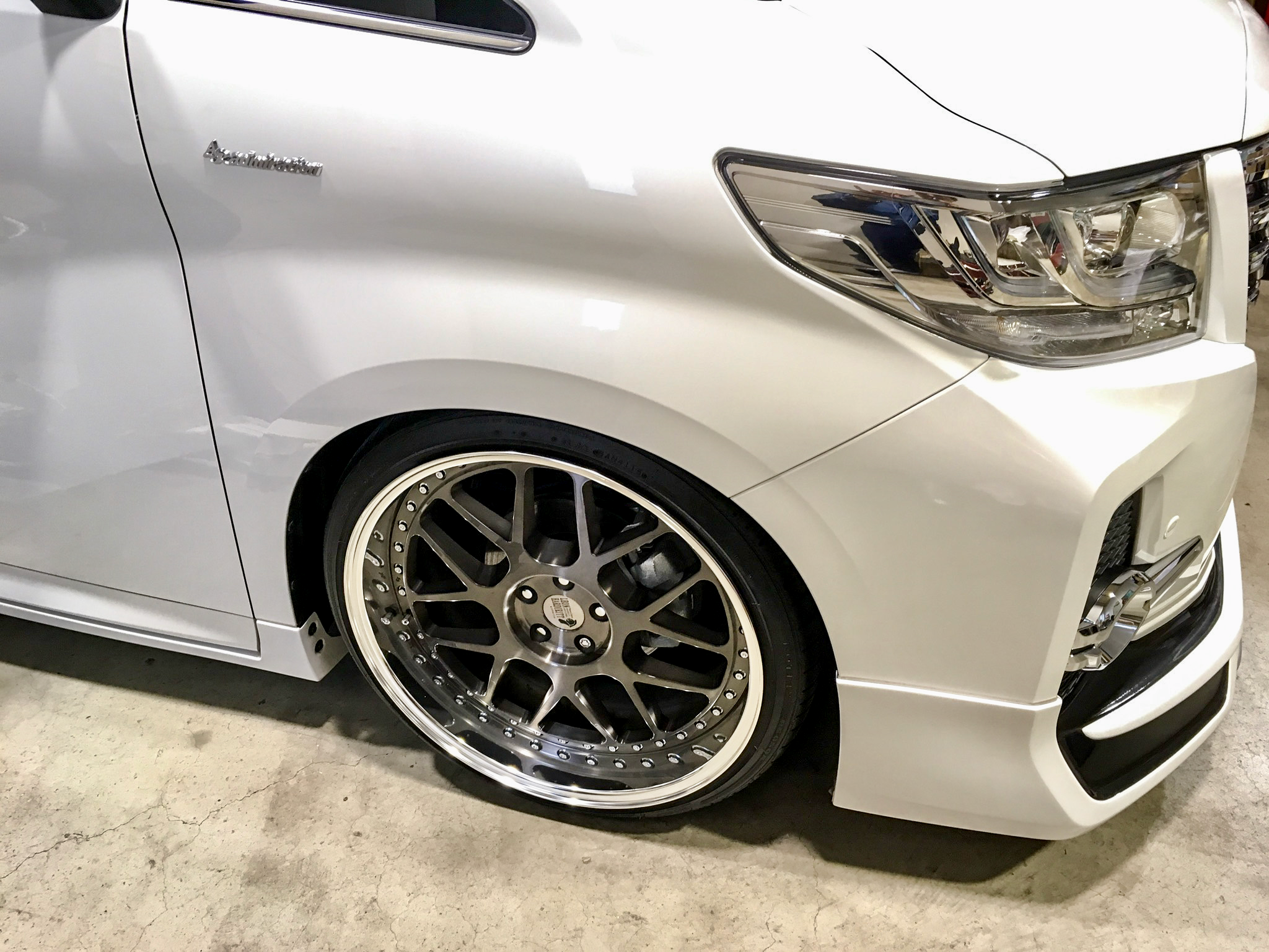 30ALPHARD Executive Lounge ✖ LEON HARDIRITT Gemut 22×10J