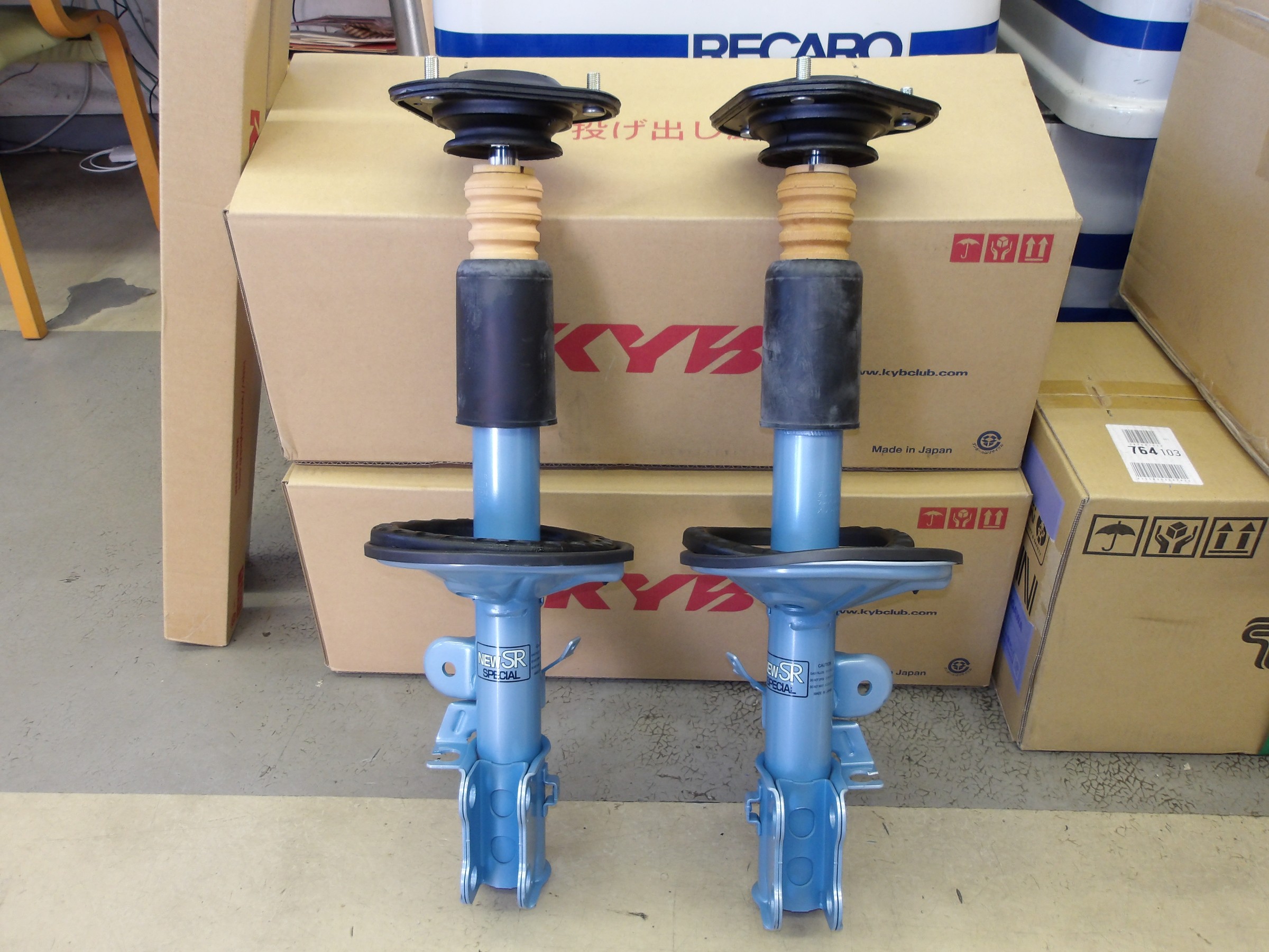 エスティマ ルシーダ（TCR10G）KYB製ショックアブソーバー
