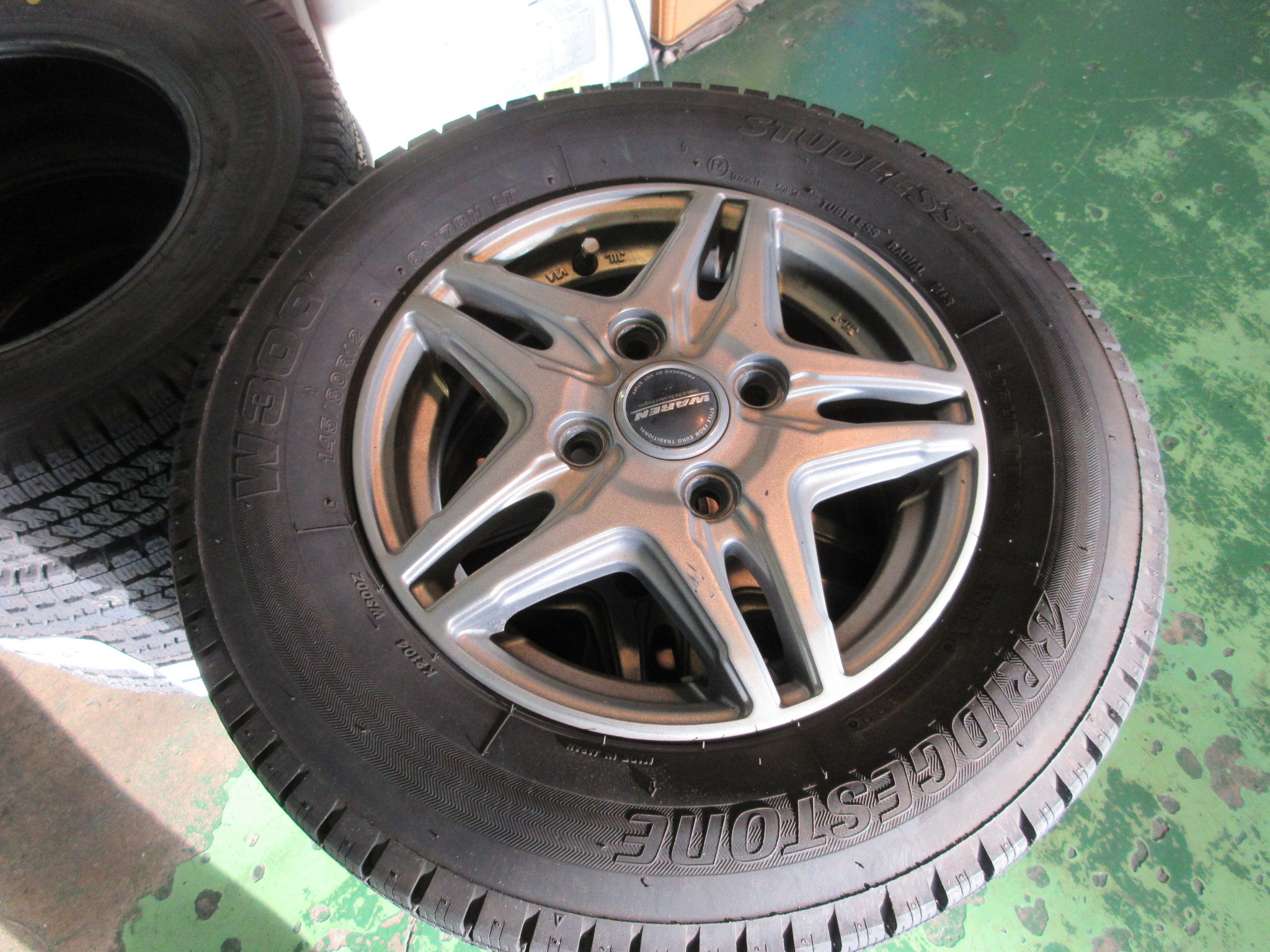 スタッドレスタイヤを新調して履き替えます | スズキ エブリイバン