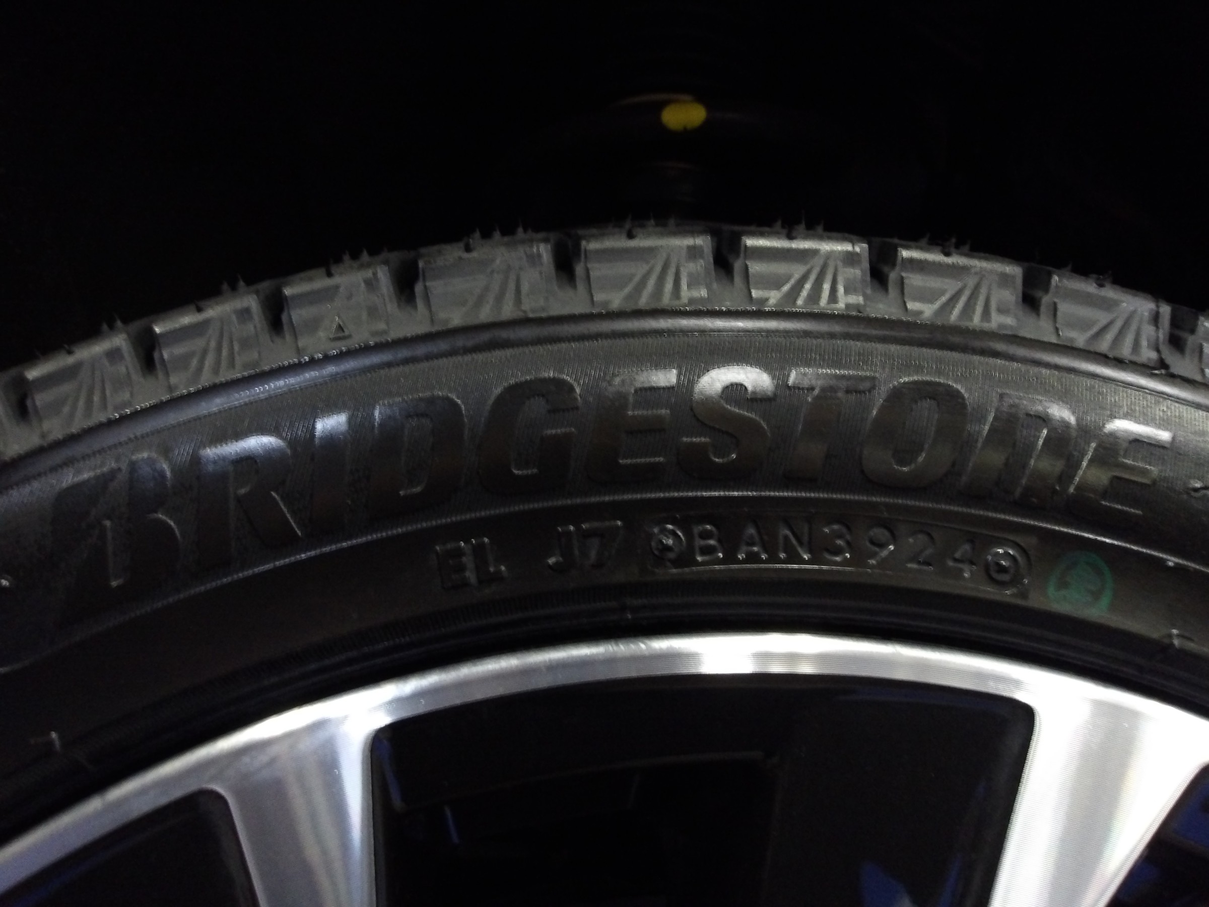 レヴォーグ（VN5）ブリヂストンタイヤスタッドレス「ブリザック VRX3