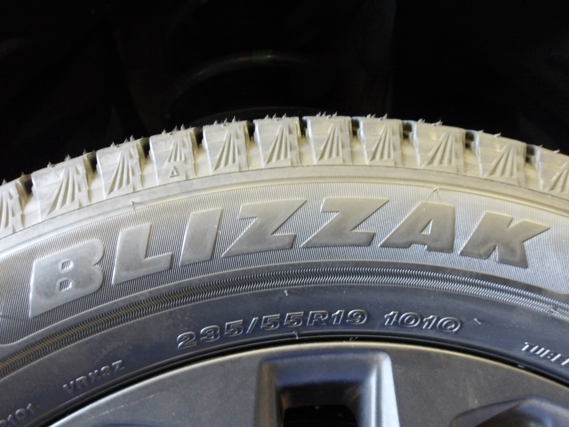 235/55R19 スタッドレスタイヤ ホイール4本セット アリア