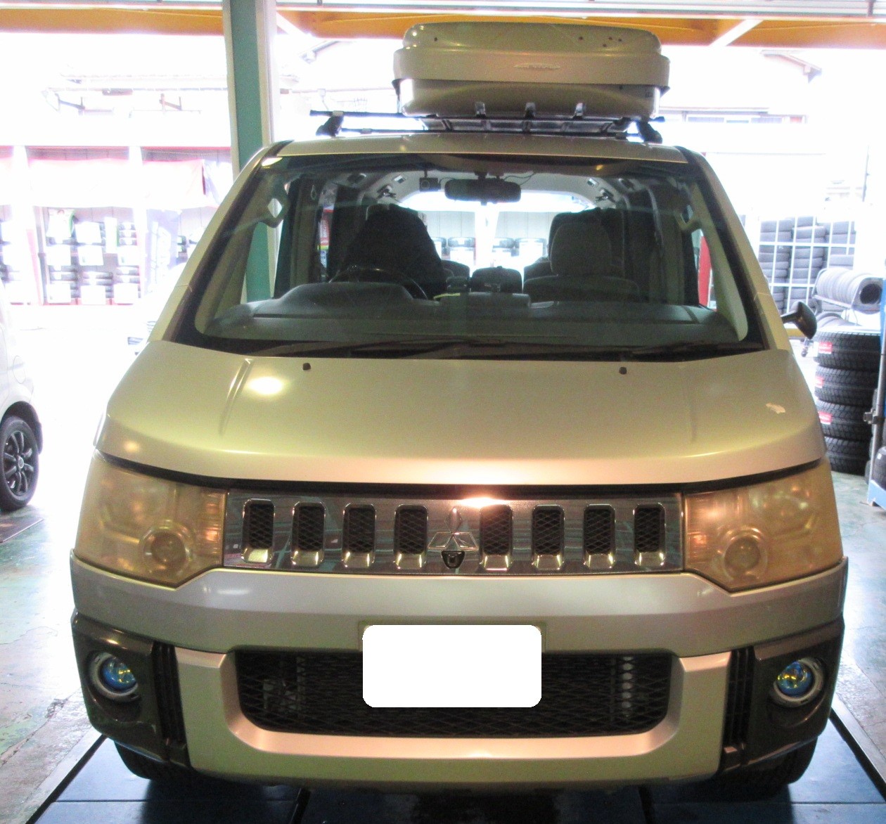 ヘッドライトレンズクリーニング施工 | 三菱 デリカD：5 | STAFF日記