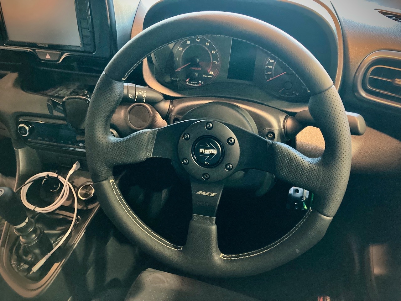 MOMO RACE NOTO BLACK/GOLD | トヨタ GRヤリス インテリア インテリア