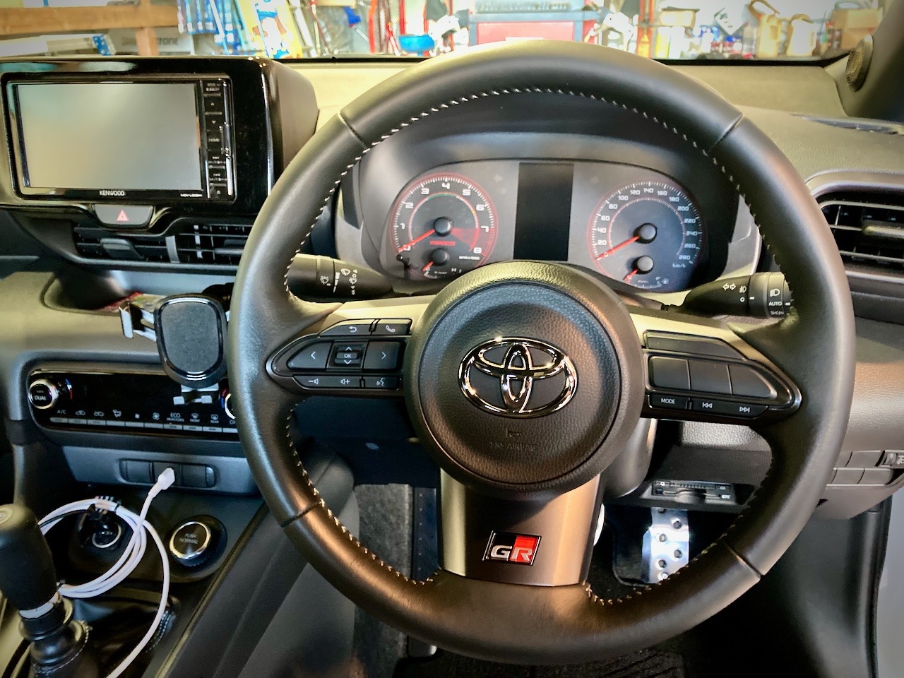 MOMO RACE NOTO BLACK/GOLD | トヨタ GRヤリス インテリア インテリア