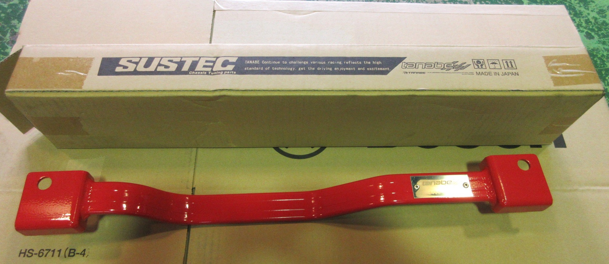 背の高いお車のボディ剛性を高める為に、アンダーブレースを追加