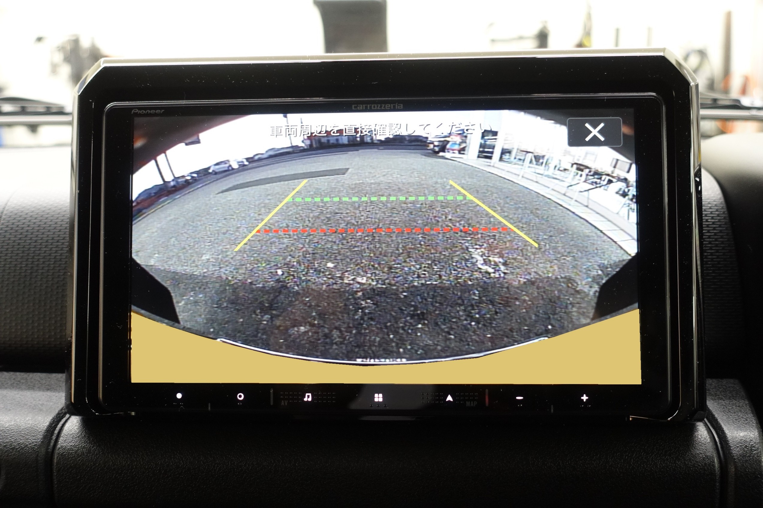 迫力のある見やすい大画面と純正風の質感が“9インチナビ”の特権です