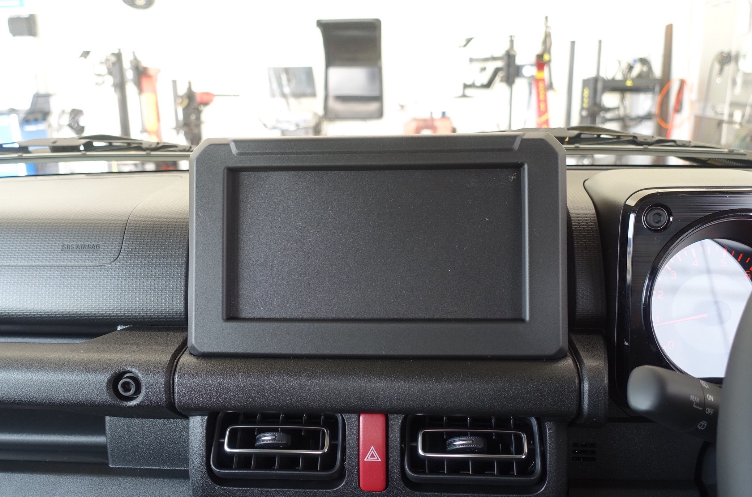 迫力のある見やすい大画面と純正風の質感が“9インチナビ”の特権です