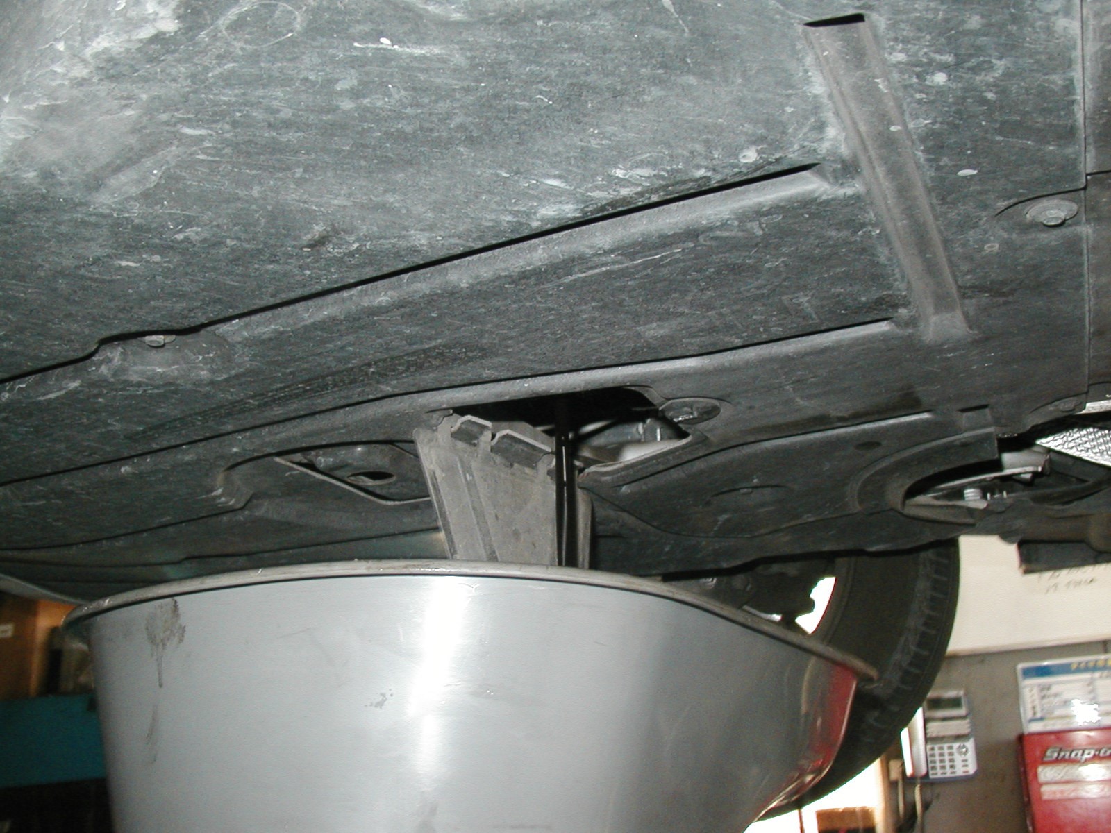 BMW 320i エンジンオイル交換。 BMW メンテナンス（オイル・バッテリー他） メンテナンス（オイル・バッテリー他） > エンジン