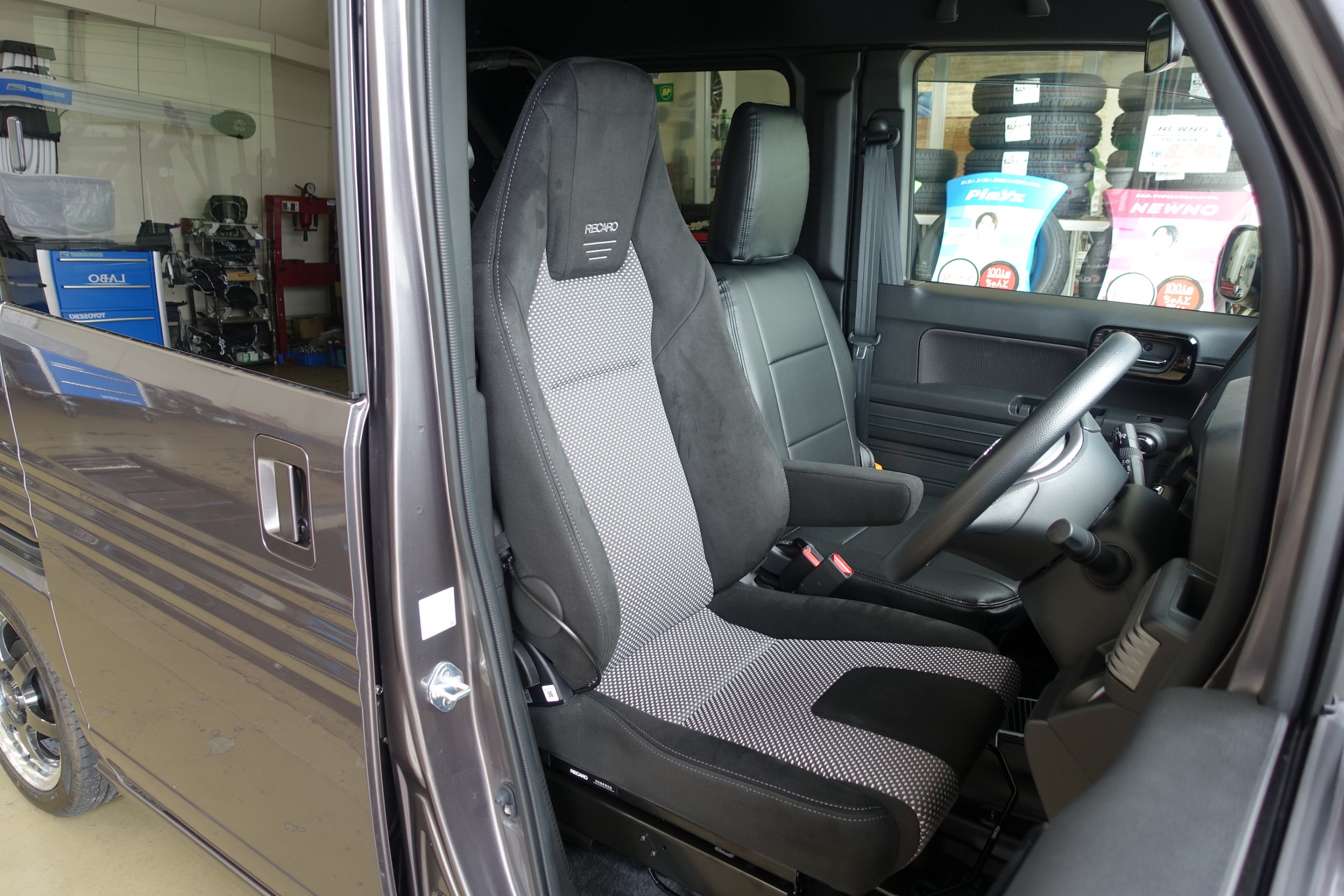 大好きな“バン”にカッコ良い見た目と快適性を求めて2つの厳選パーツを