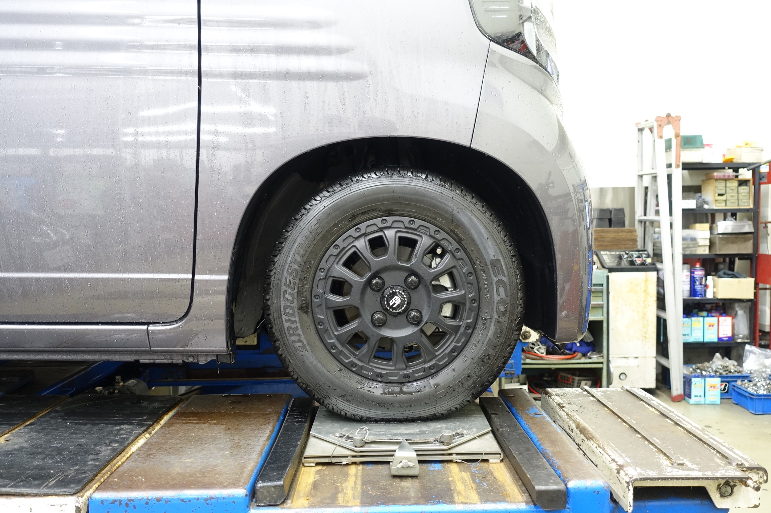 大好きな“バン”にカッコ良い見た目と快適性を求めて2つの厳選パーツを