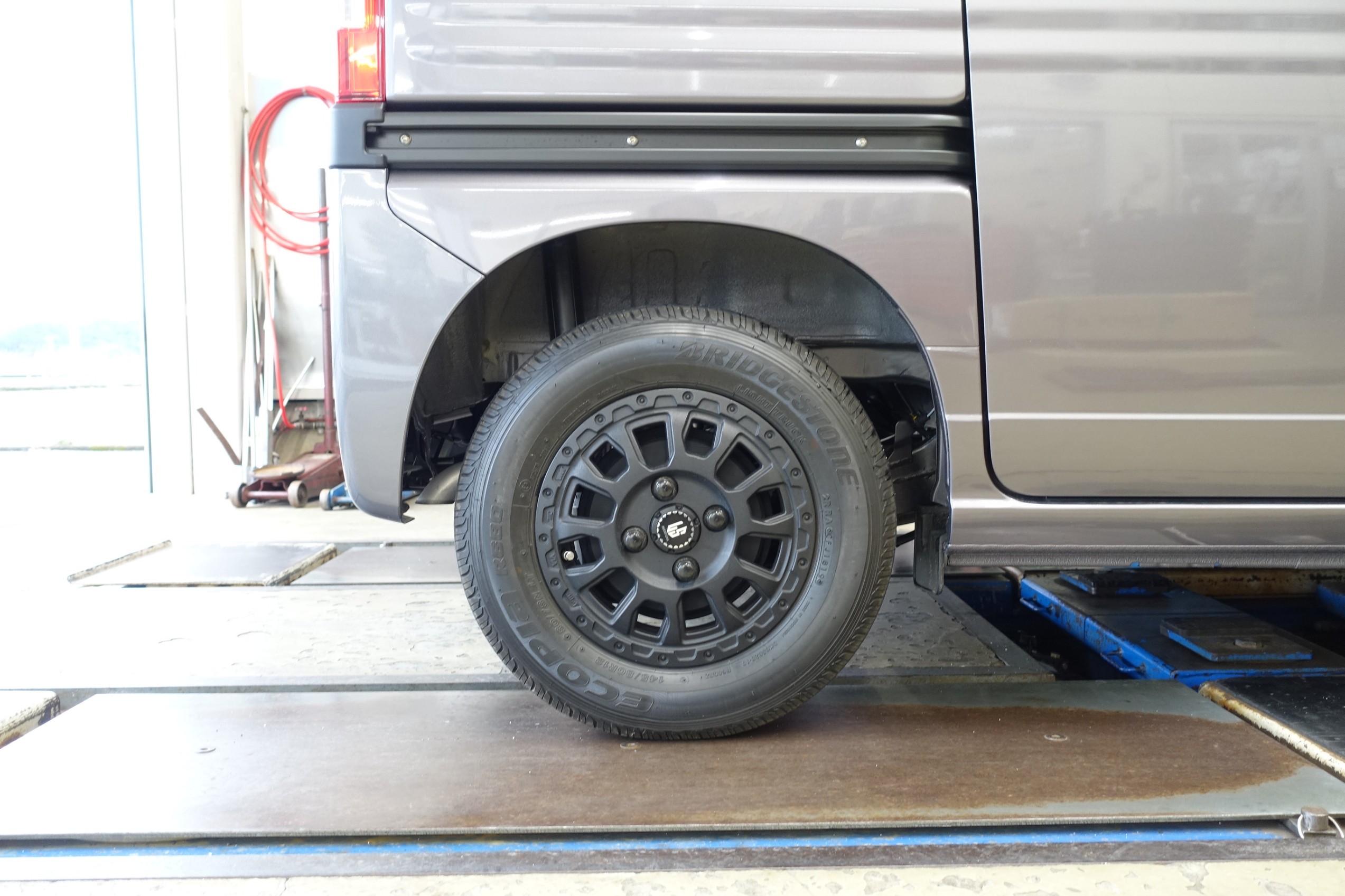 大好きな“バン”にカッコ良い見た目と快適性を求めて2つの厳選パーツを