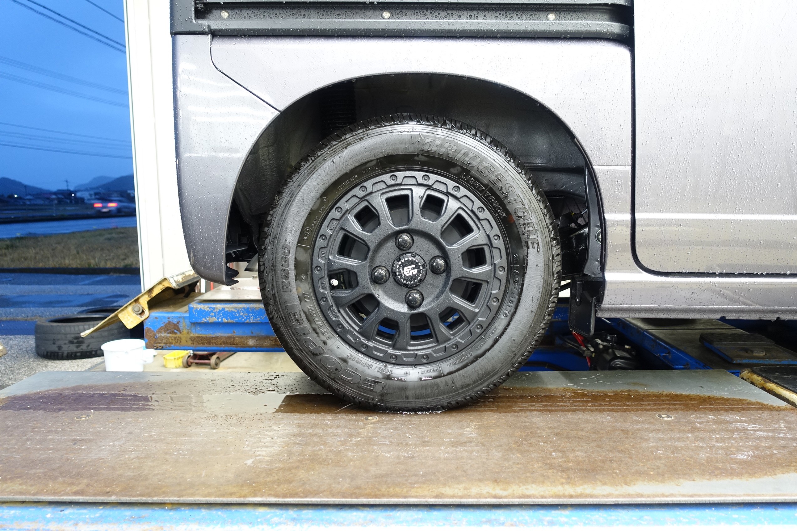 大好きな“バン”にカッコ良い見た目と快適性を求めて2つの厳選パーツを