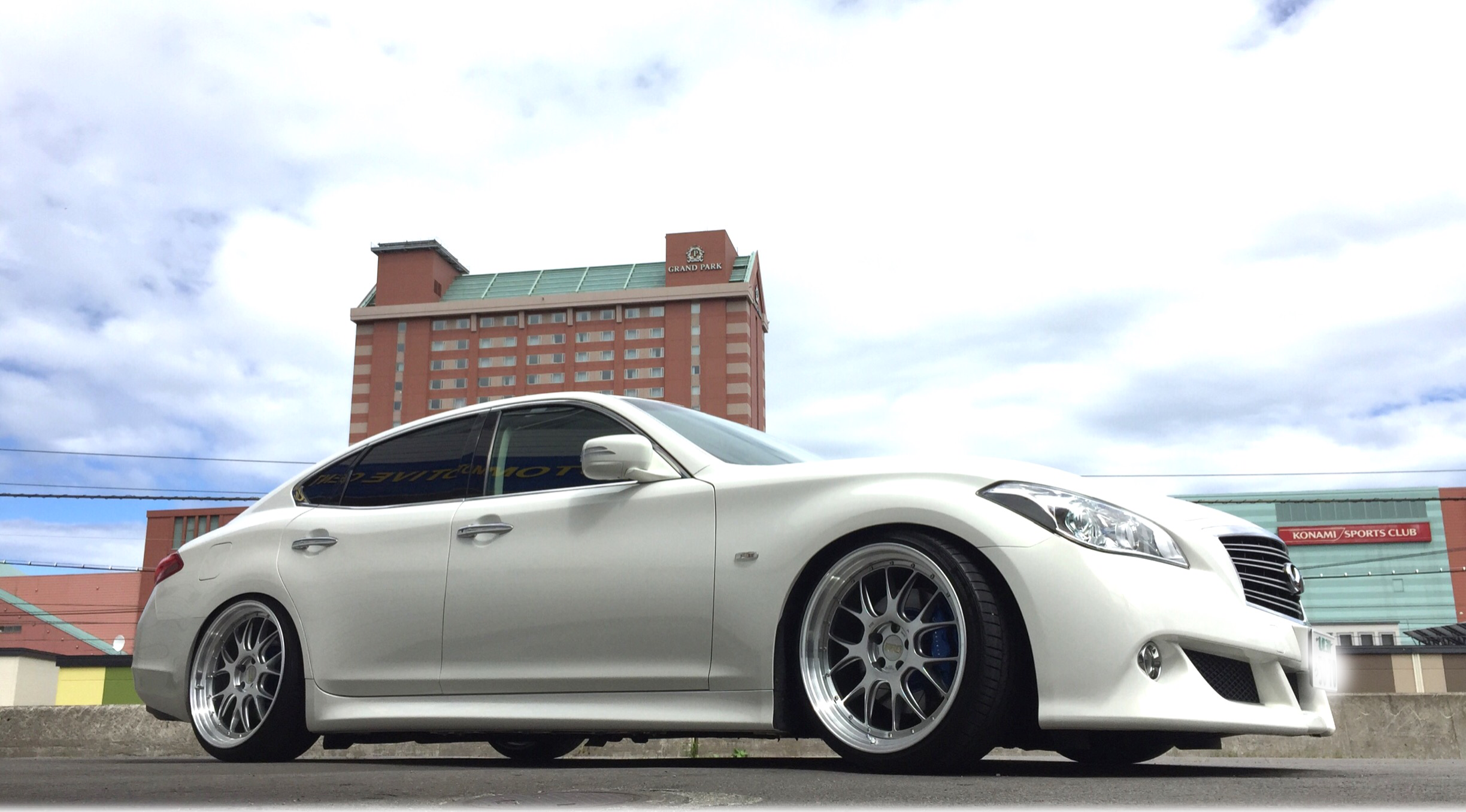 Nissan Fuga Kny51 オーナーズカーインデックス カスタマイズカー紹介 Cockpit Age3 コクピットエイジ お客さまの車高調 ドレスアップ カスタマイズなど加工取付事例車両の紹介