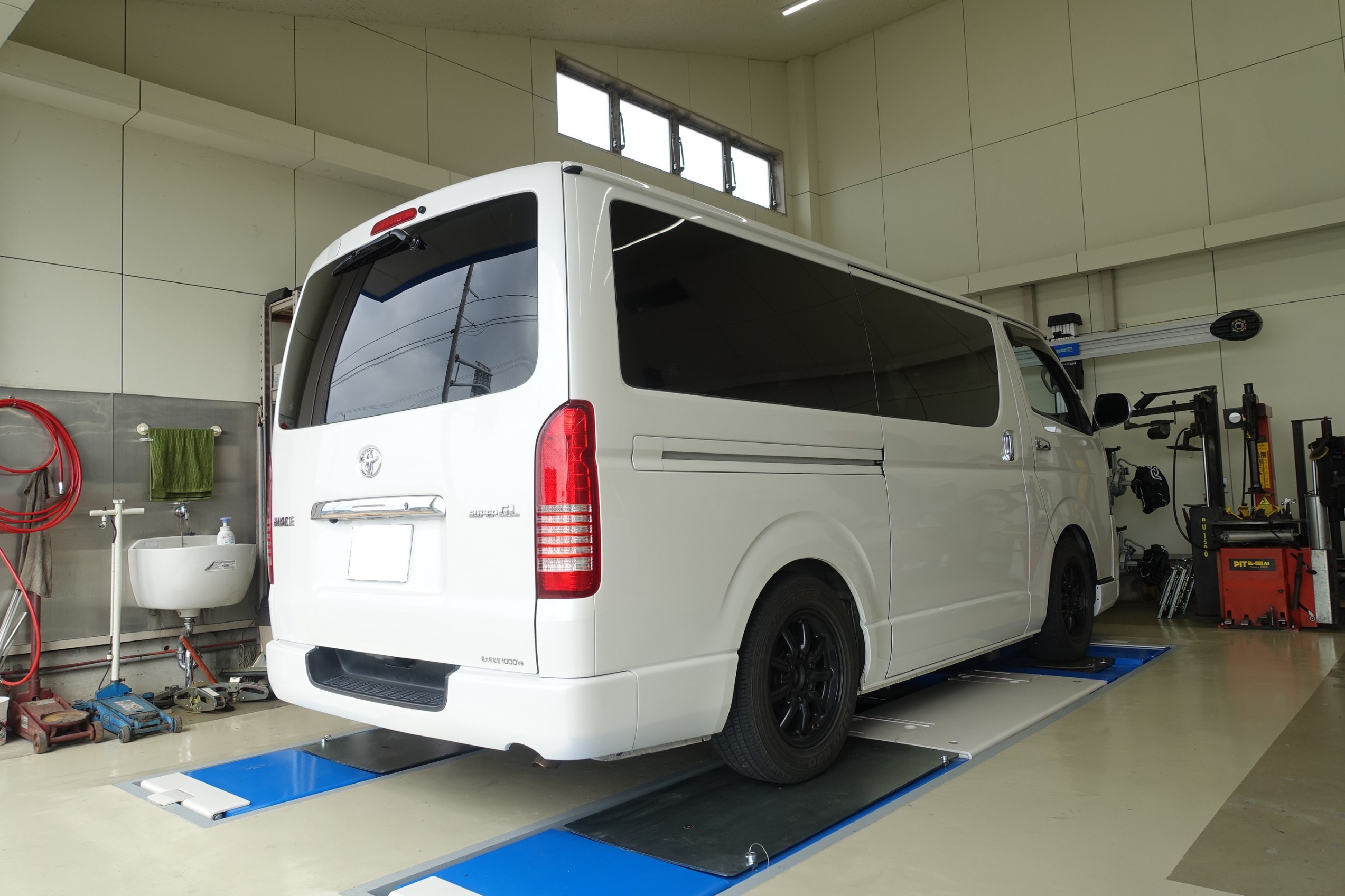 ローダウンした200系ハイエースを快適に乗るための必須パーツ