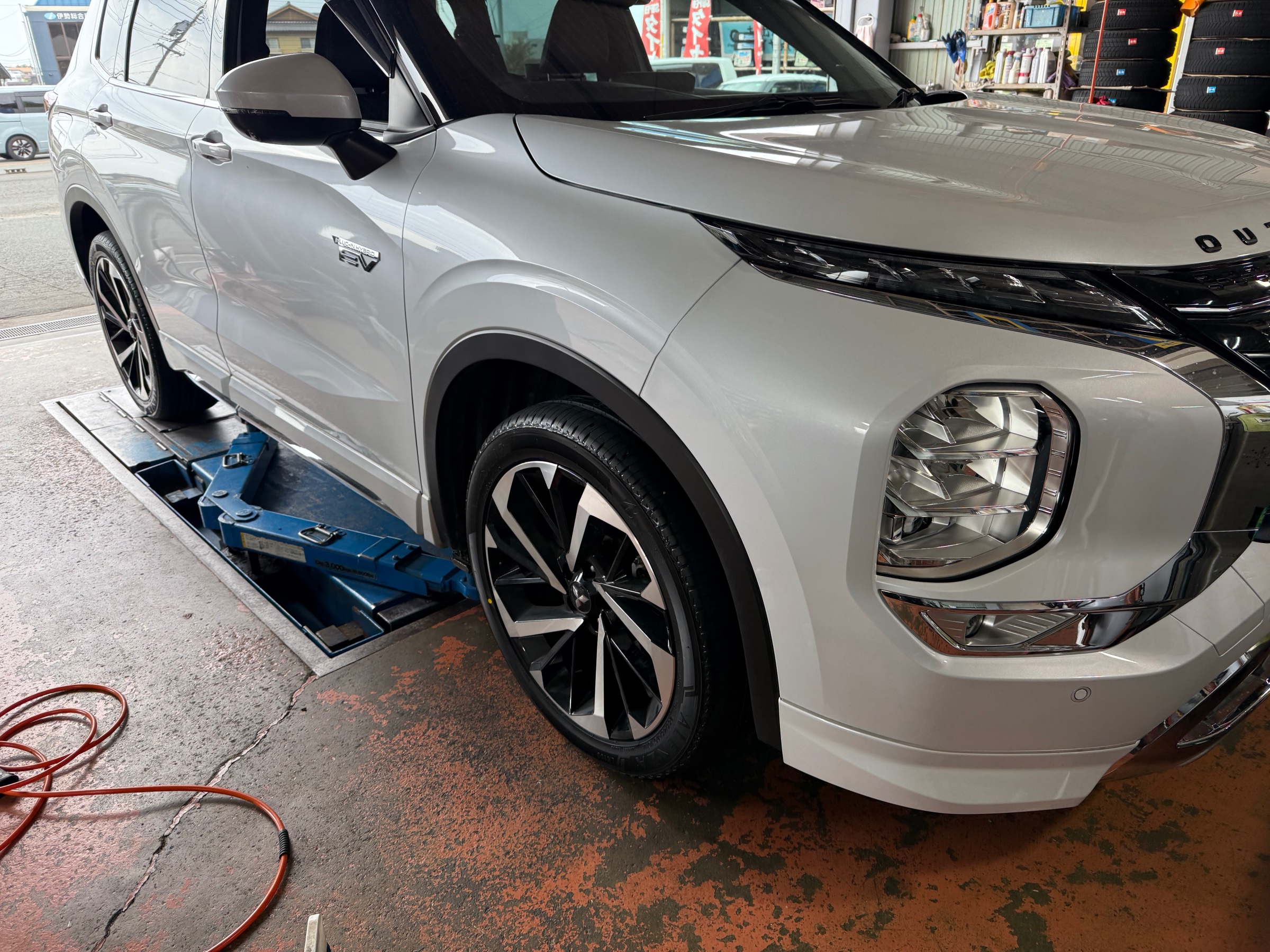 三菱 アウトランダーPHEV(GN0W)に電動オートドアを施工しました