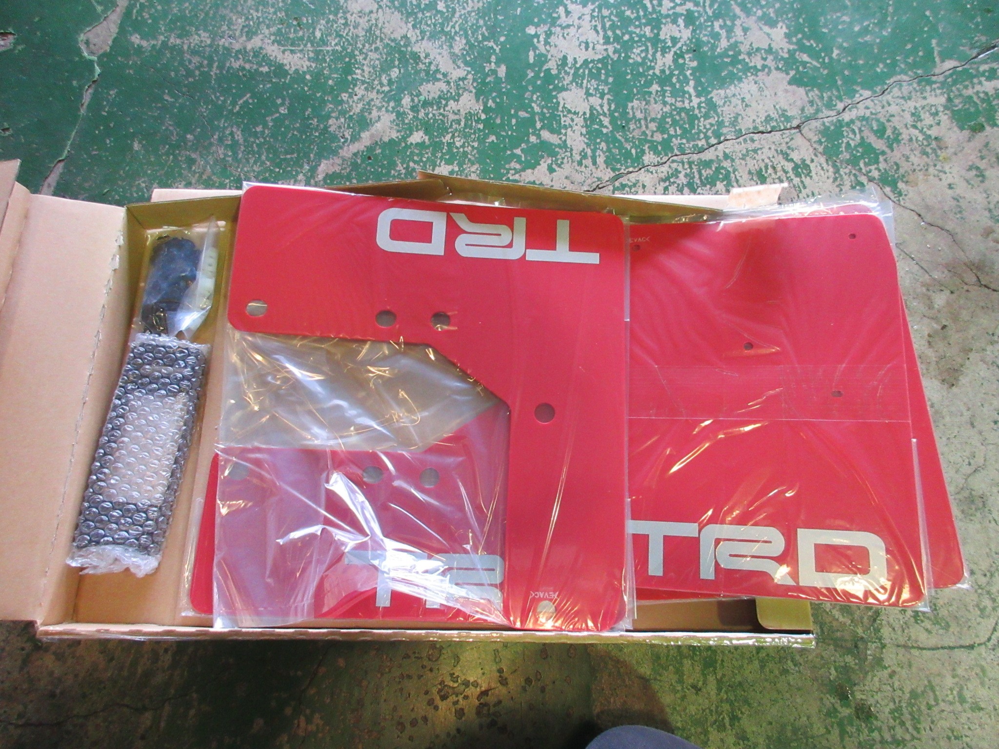 マッドフラップ取り付け | トヨタ ハイエース エクステリア | STAFF