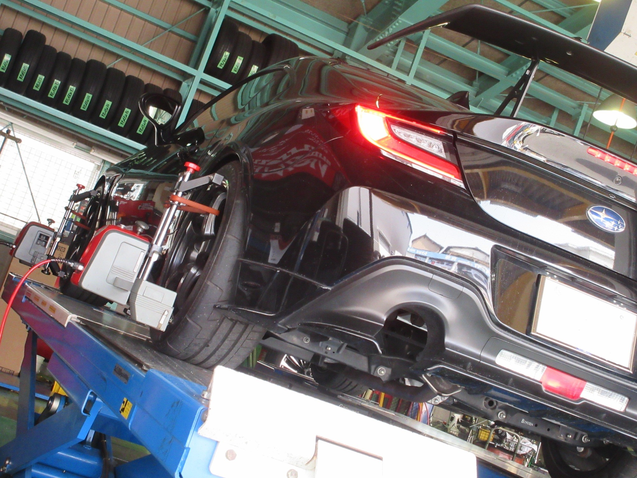 メーカー基準値ではなくオリジナルの数値でアライメント調整 | スバル