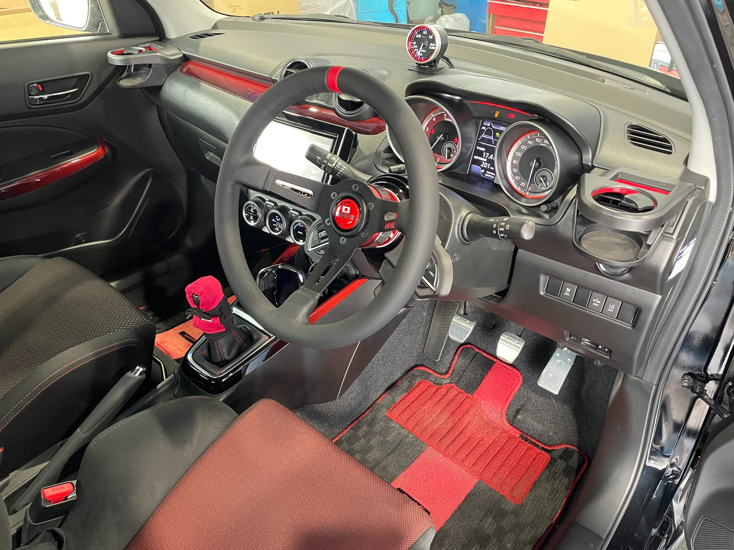 momo ハンドル　スイフトスポーツ スイフトスポーツZC33SにMOMO製ステアリングホイールカバー