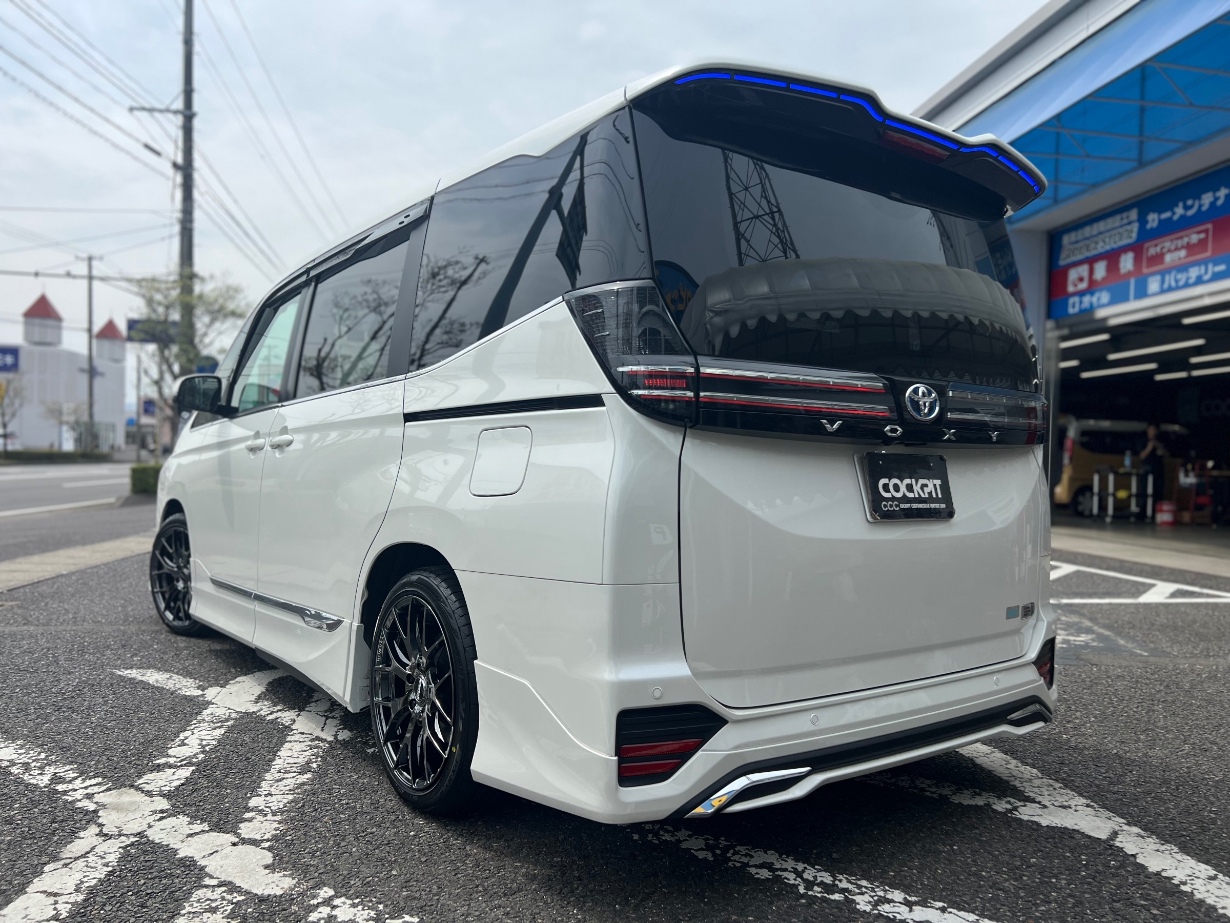 半額sale - タイムセールをお見逃しなく 90系 VOXY カスタマイズ事例 ZWR95W ハイブリッド VOXY TOYOTA : スツール