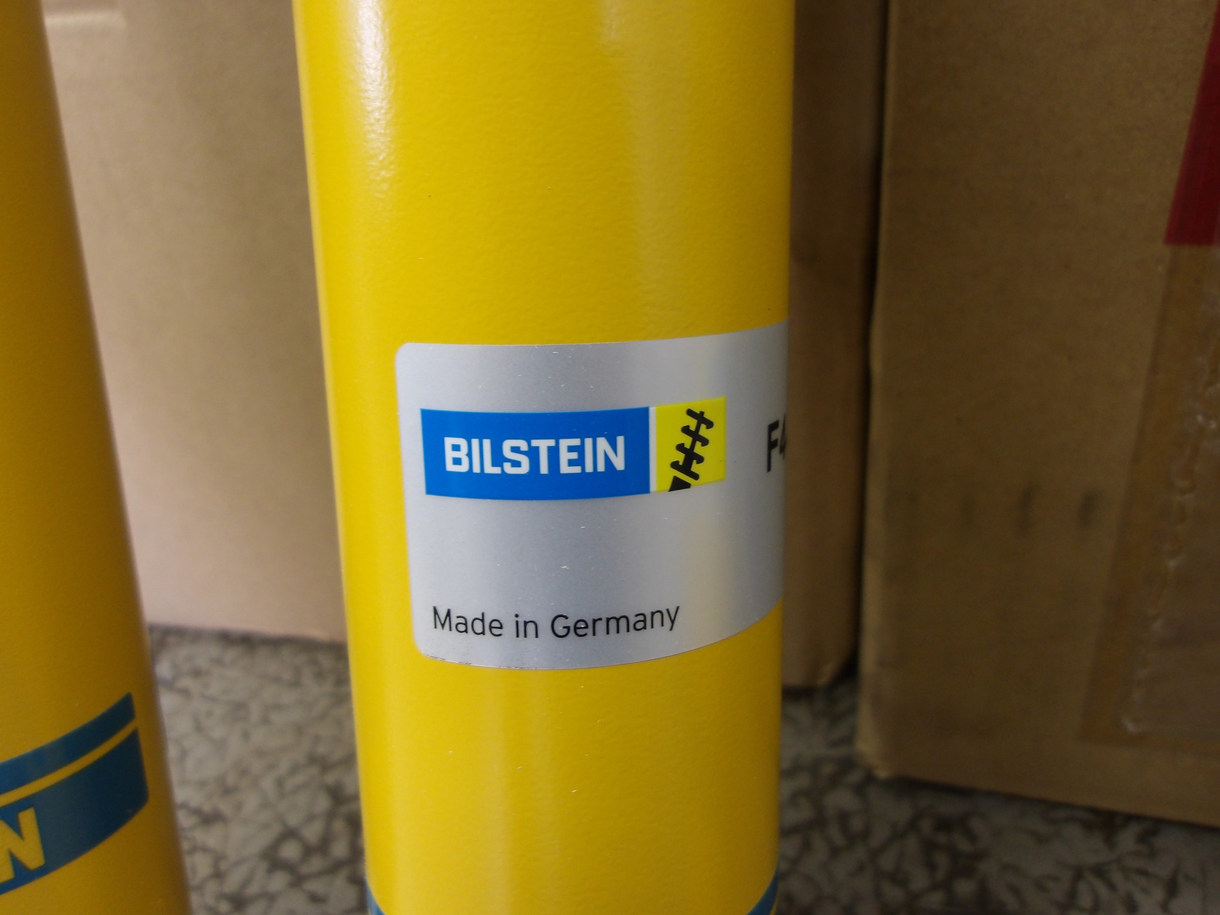 ハイエース（KDH206V）ビルシュタイン製ショックアブソーバー「B6