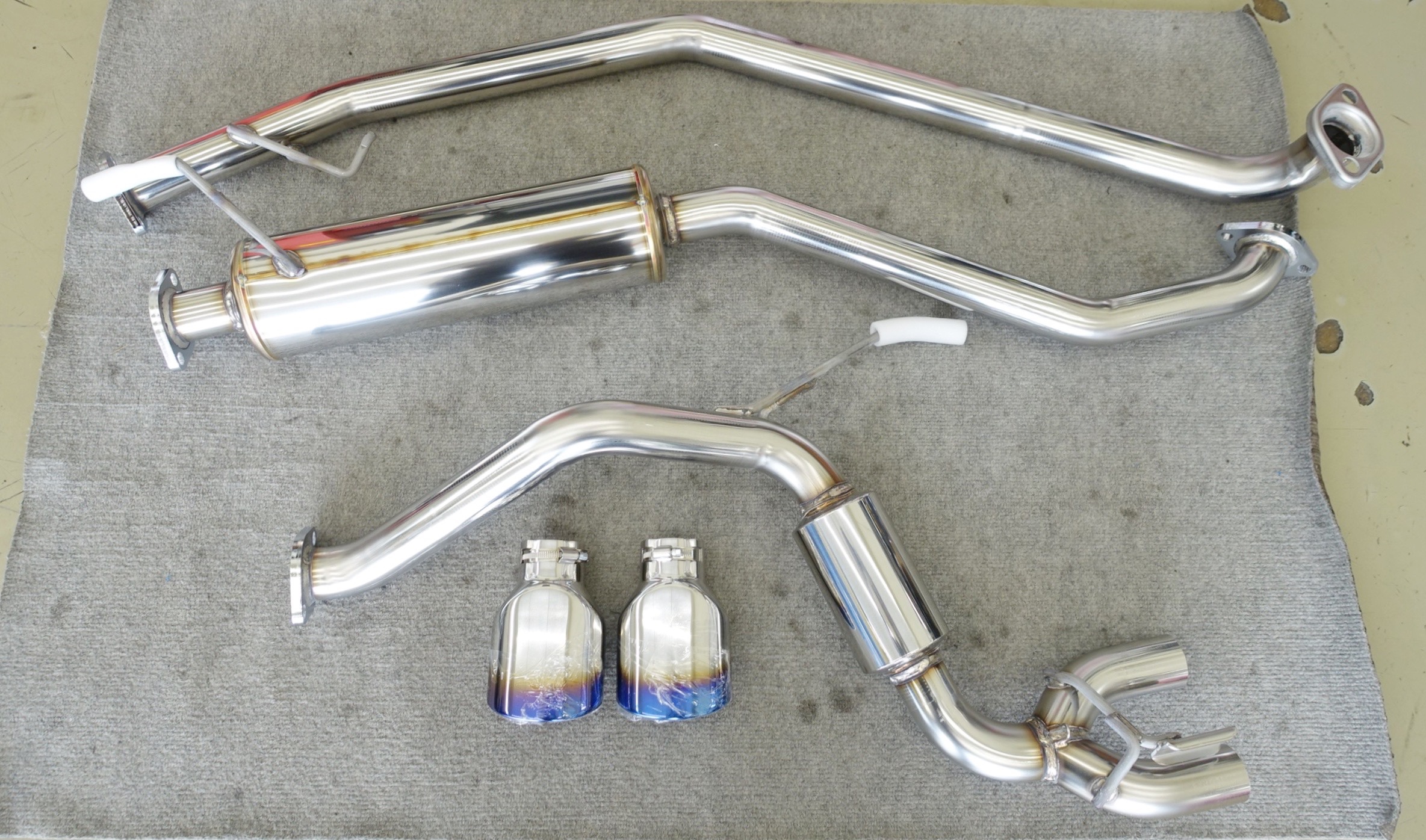 色鮮やかなチタンカラーとブラックのマフラーガーニッシュで“目を引く