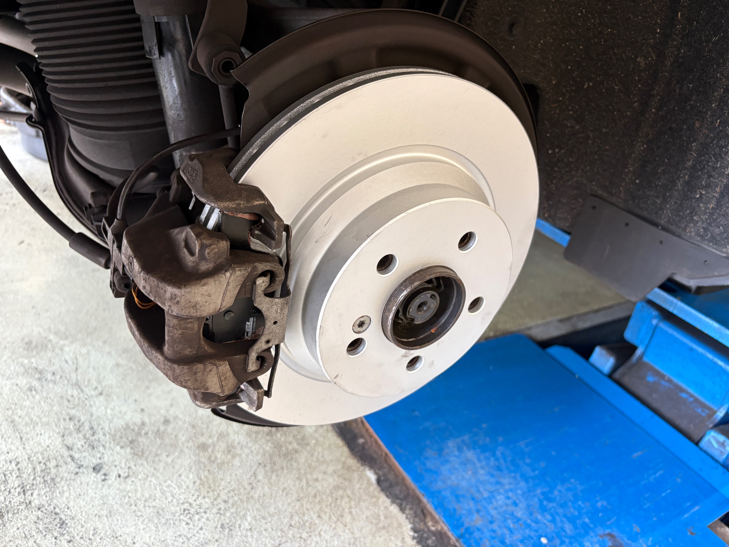 Mercedes-Benz CLS W218 ブレーキパッド・ローター交換 | メルセデス