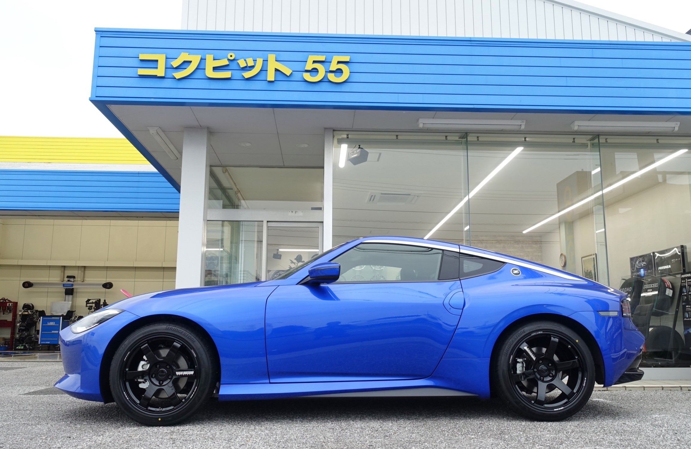 迫力のあるレーシングコンケイブはZだけの特権です！日産