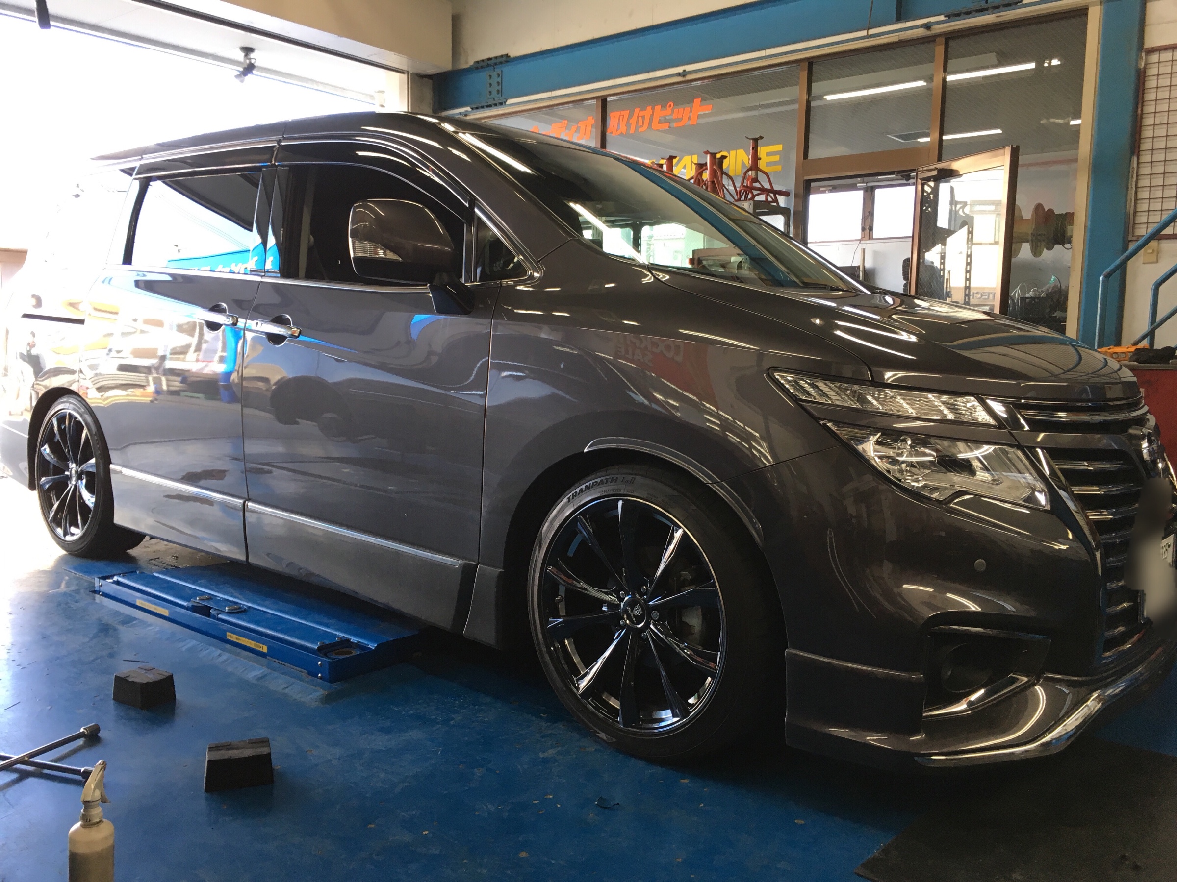E52 車高調取り付け、 | 日産 エルグランド 足まわり