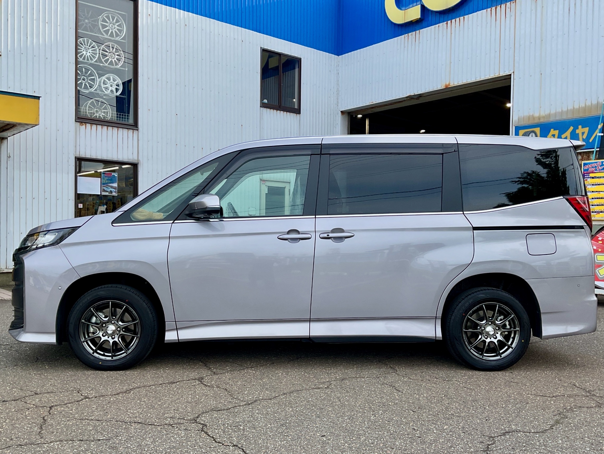 NOAHにウェッズスポーツSA-25Rを装着 | オーナーズカーインデックス