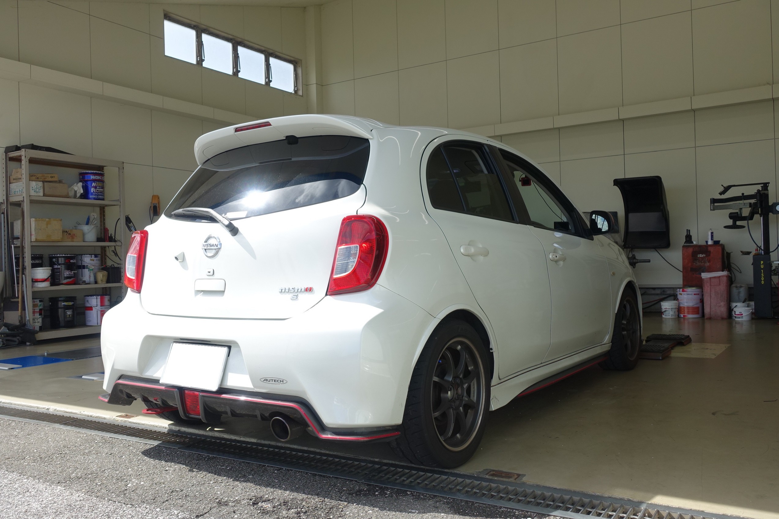 このシートなら普段の通勤と本気のサーキット走行が両立可能ですよ