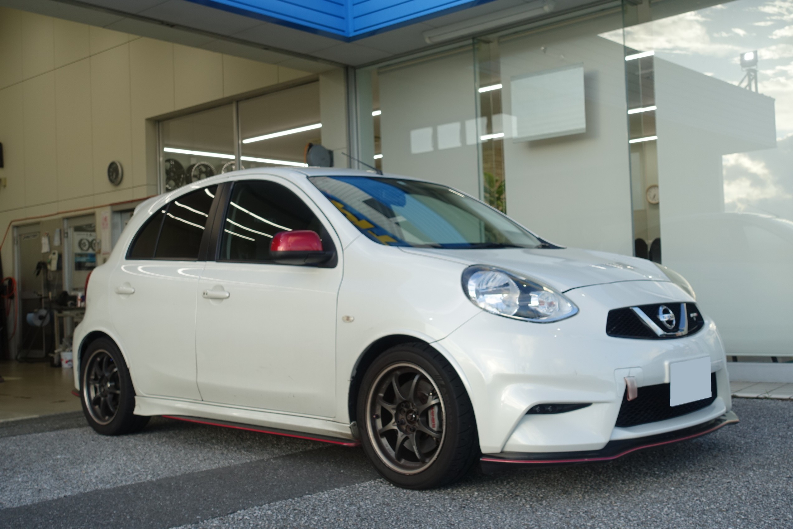 このシートなら普段の通勤と本気のサーキット走行が両立可能ですよ