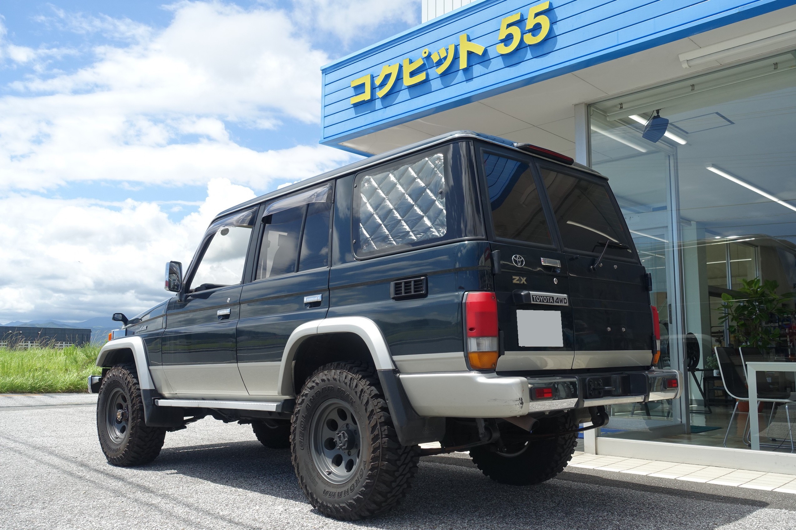 かなり劣化した純正シートを2脚のレカロに交換して見た目も乗り心地も